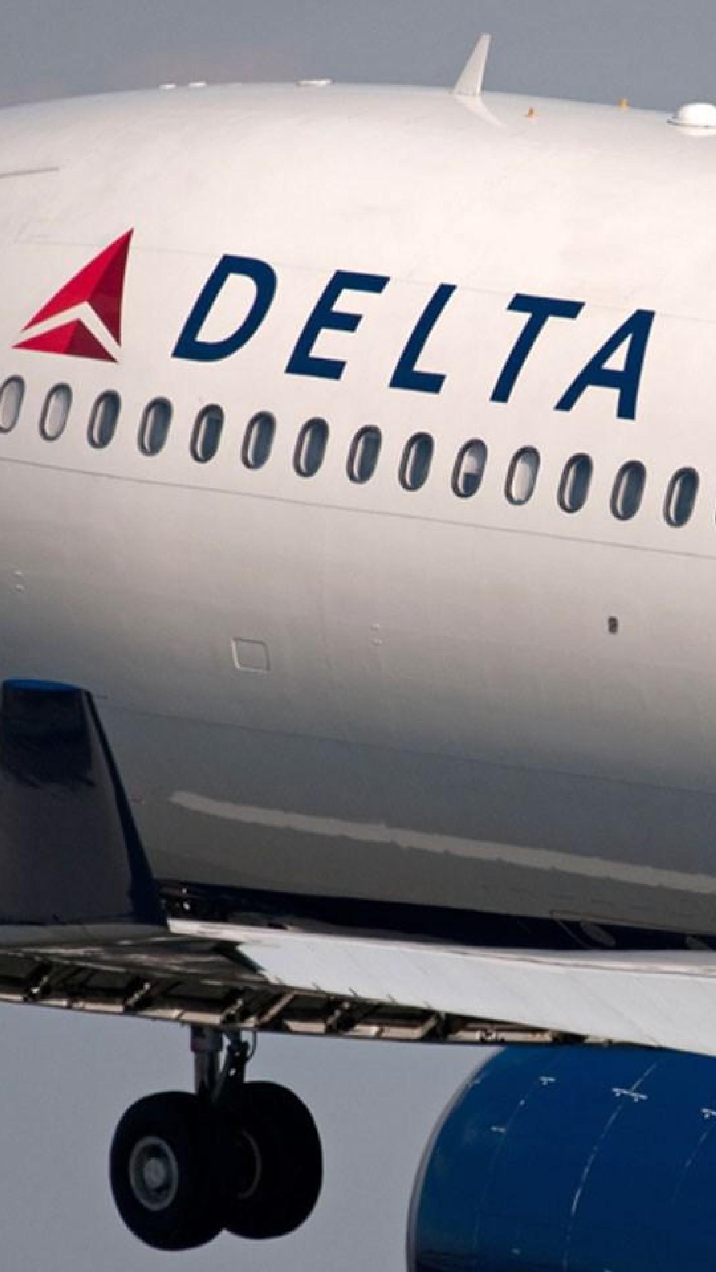 1440x2560 Two Delta flights collide during departure at Miami airport on Sunday