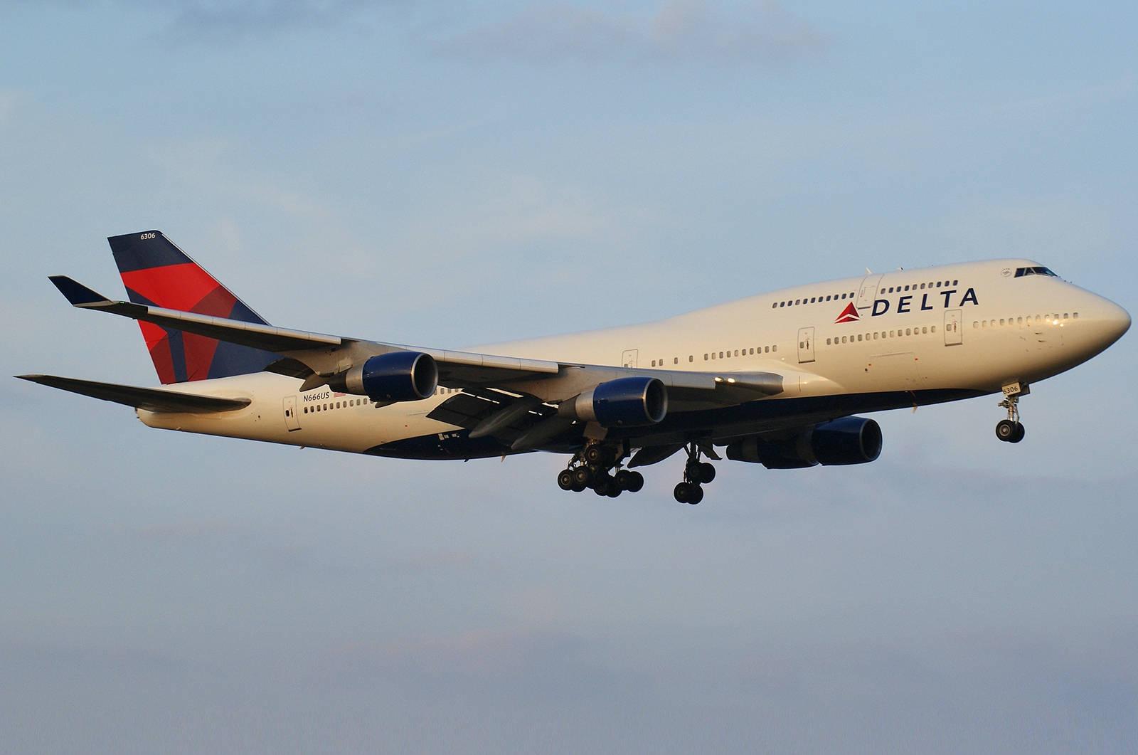 1600x1061 Download Delta Airlines Old Flying Airplane Wallpaper