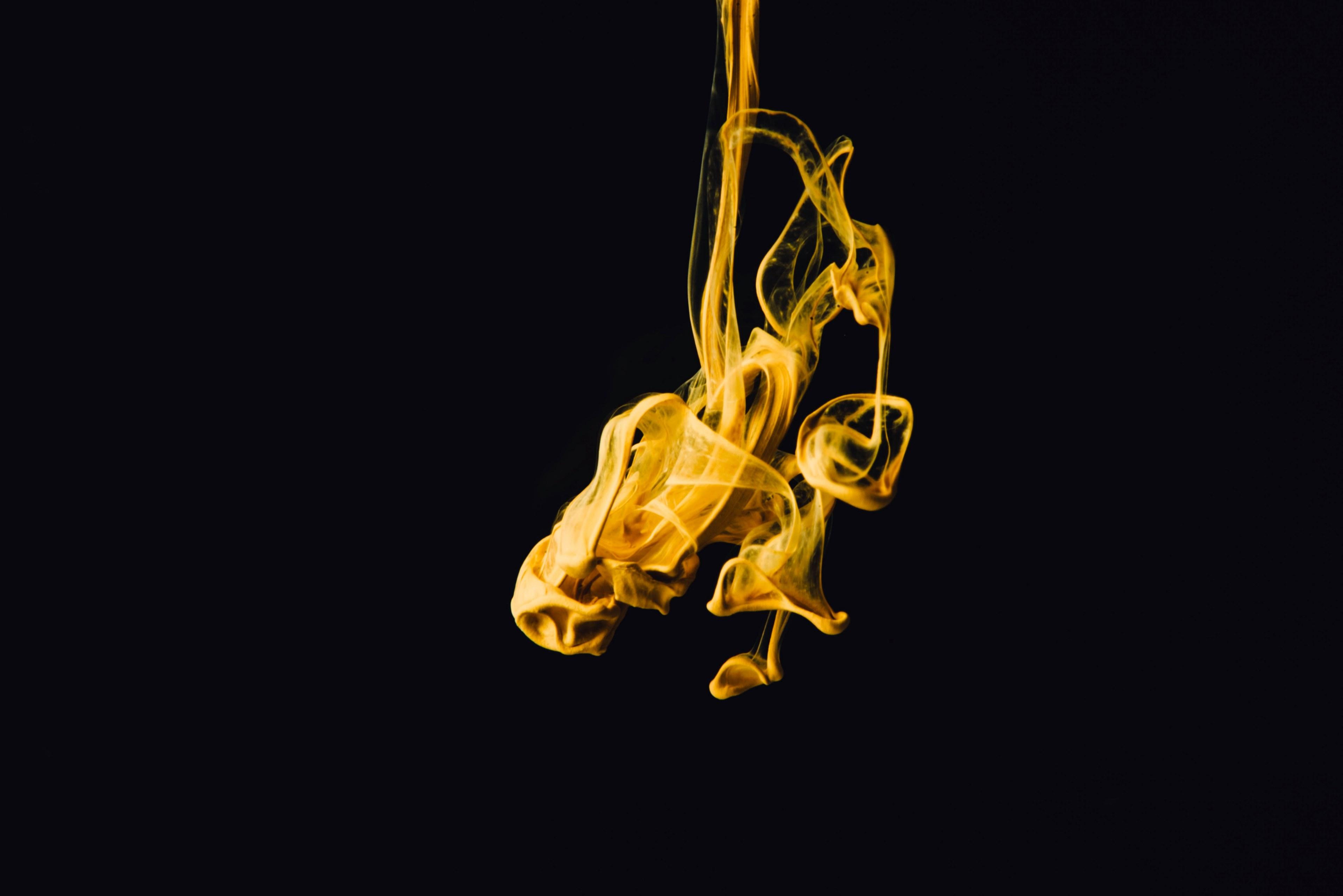 3840x2563 Wallpaper / a yellow gold smoky liquid substance seems to swimosphere against a black background, abstract smoky liquid 4k wallpaper free download