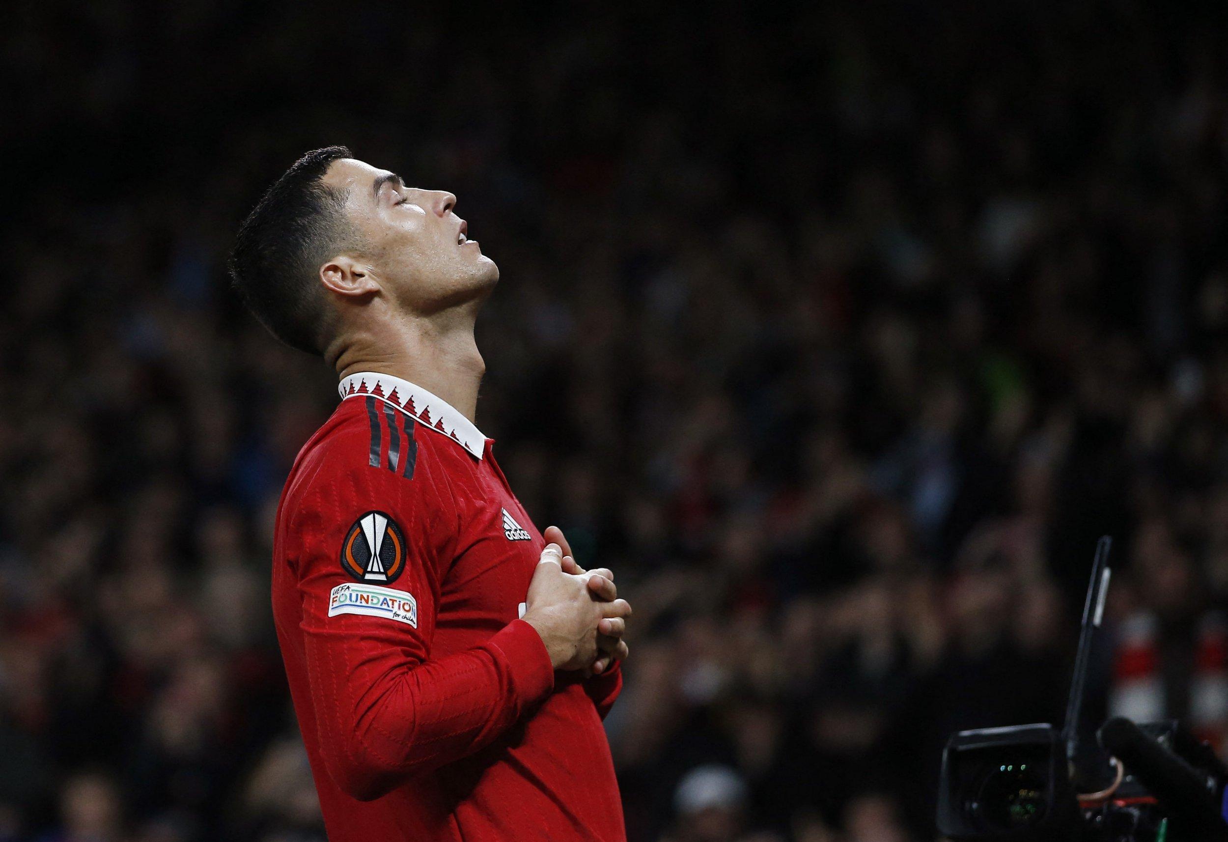 2500x1714 Fans all saying the same thing as Man Utd's Alejandro Garnacho spotted with Cristiano Ronaldo tribute on phone wallpaper. The US Sun