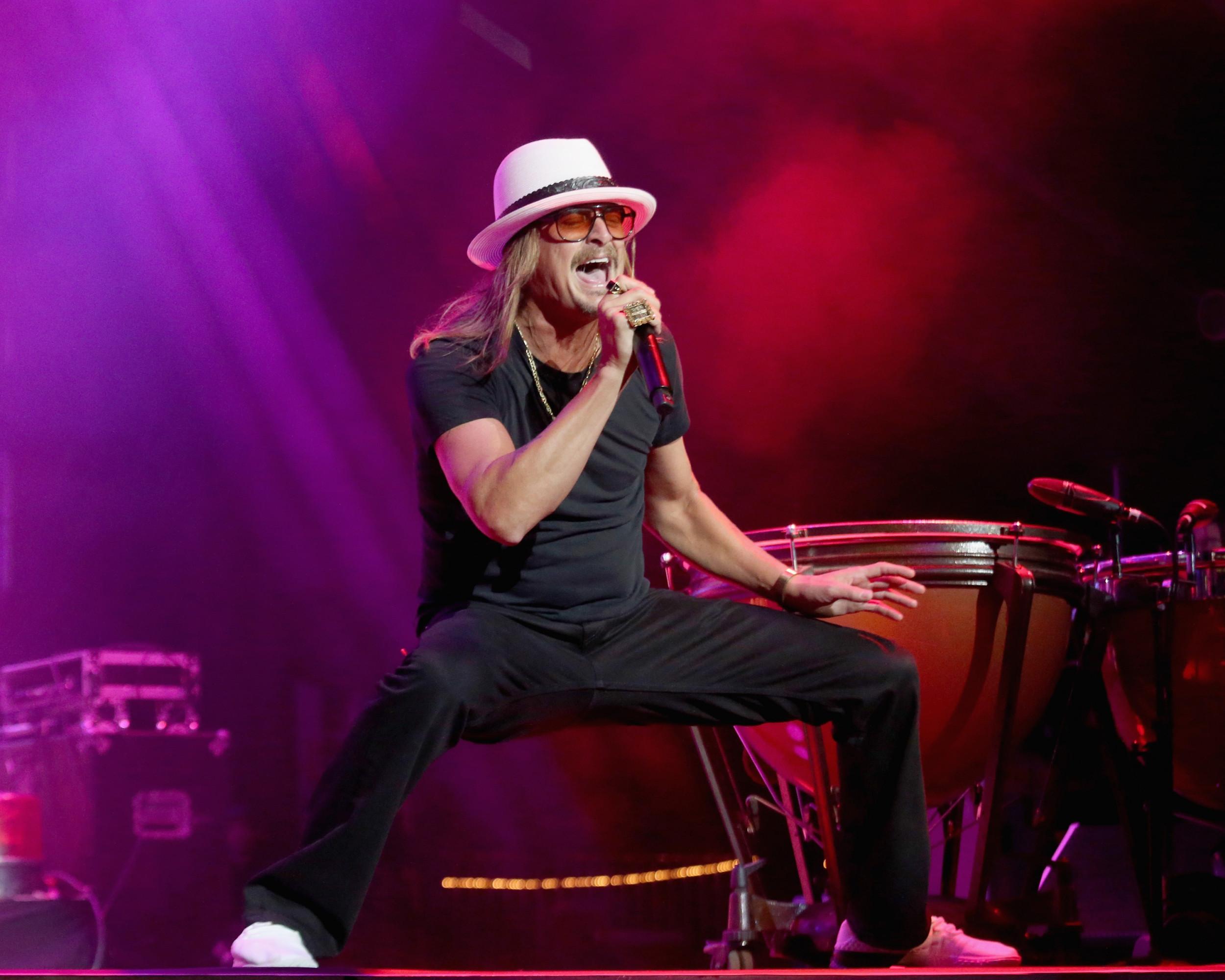2500x2000 Kid Rock's 'Drunken' Rant Caught on Video as Singer Says 'F**k Oprah' Before Being Helped Off Stage