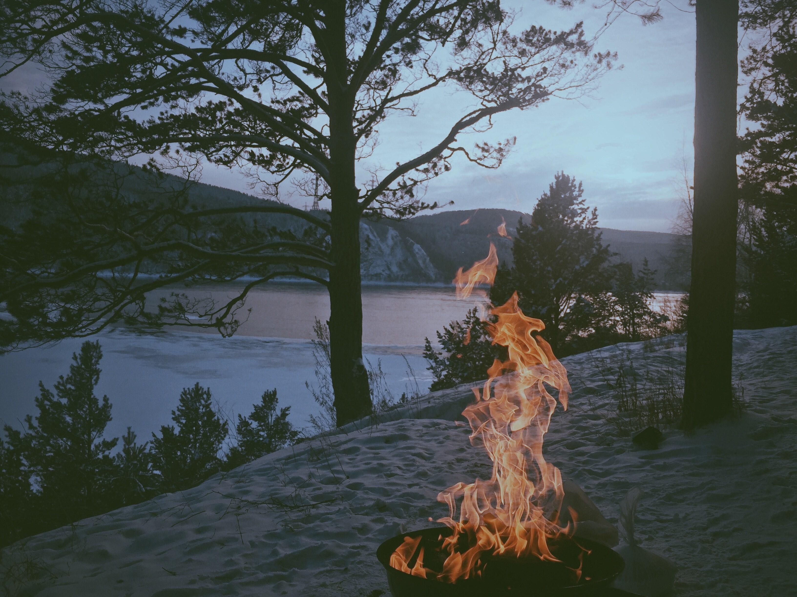 3264x2448 Wallpaper / a campfire on a sandy beach near a half frozen lake, fire on a lake beach 4k wallpaper free download
