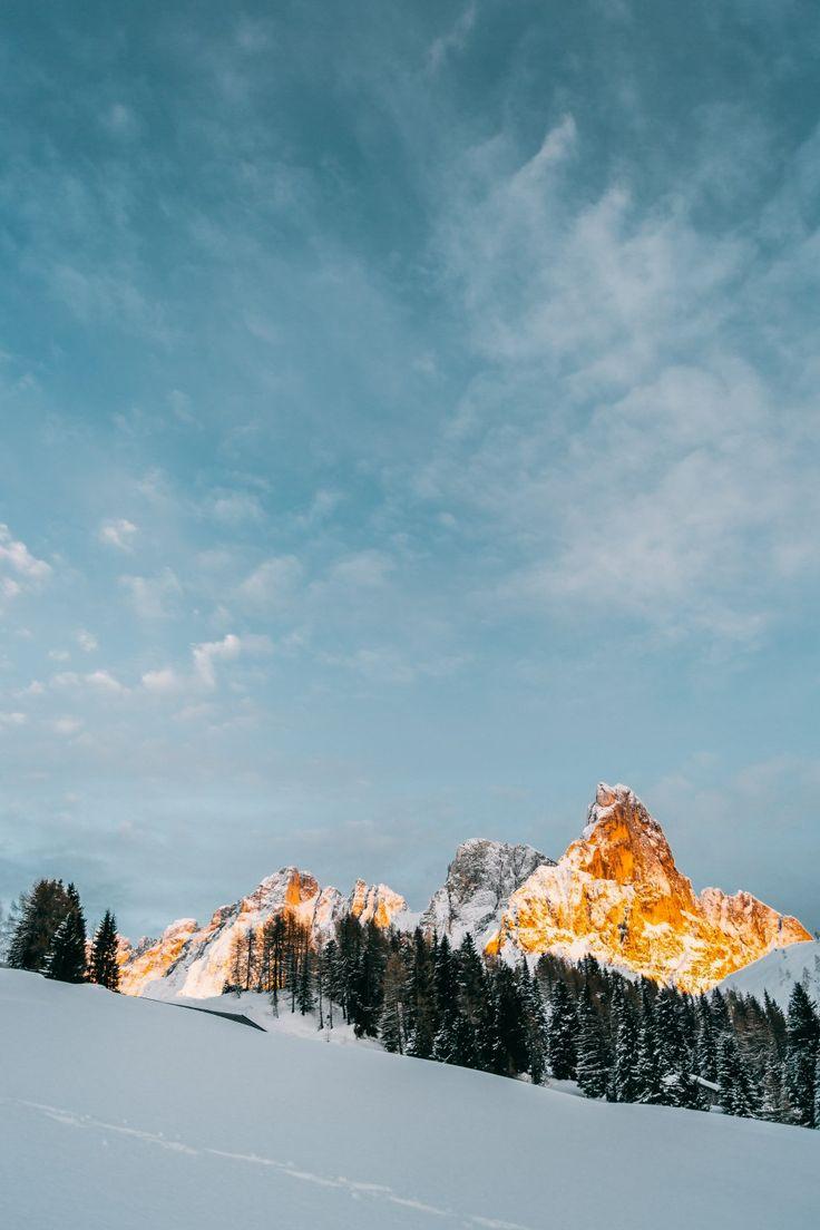 736x1104 Rocky mountain with golden layers. iPhone wallpaper winter, Winter wallpaper, Snow wallpaper iphone