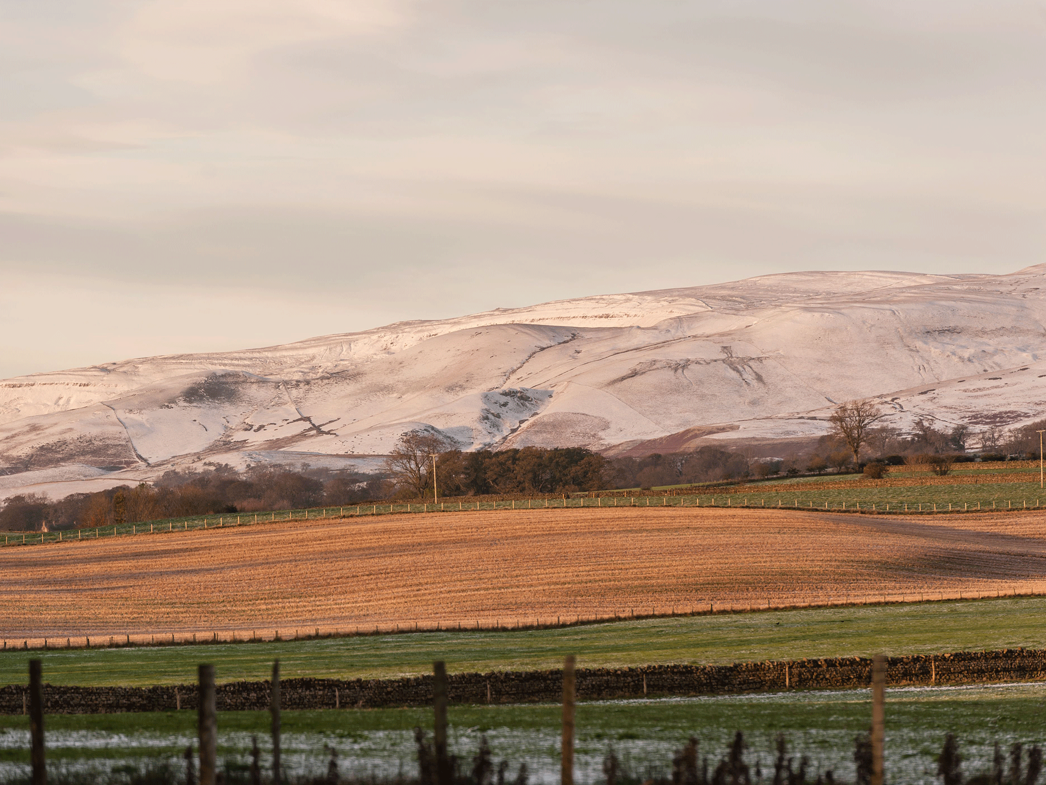 2048x1536 UK weather: Britain colder than South Pole this weekend with snow