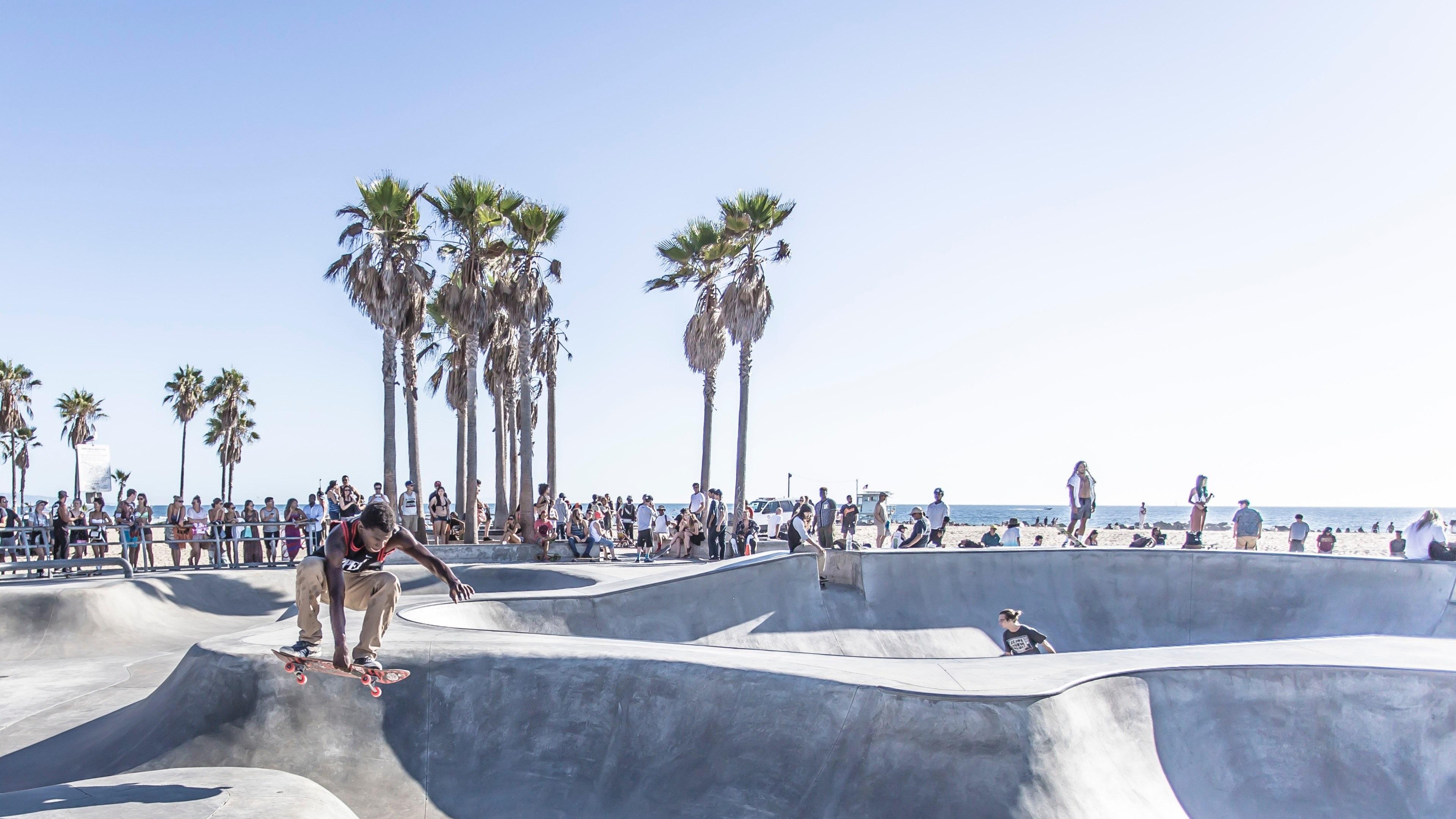 3840x2160 Wallpaper / a man doing skateboard tricks at venice beach skate park in los angeles california, venice beach skate park 4k wallpaper free download