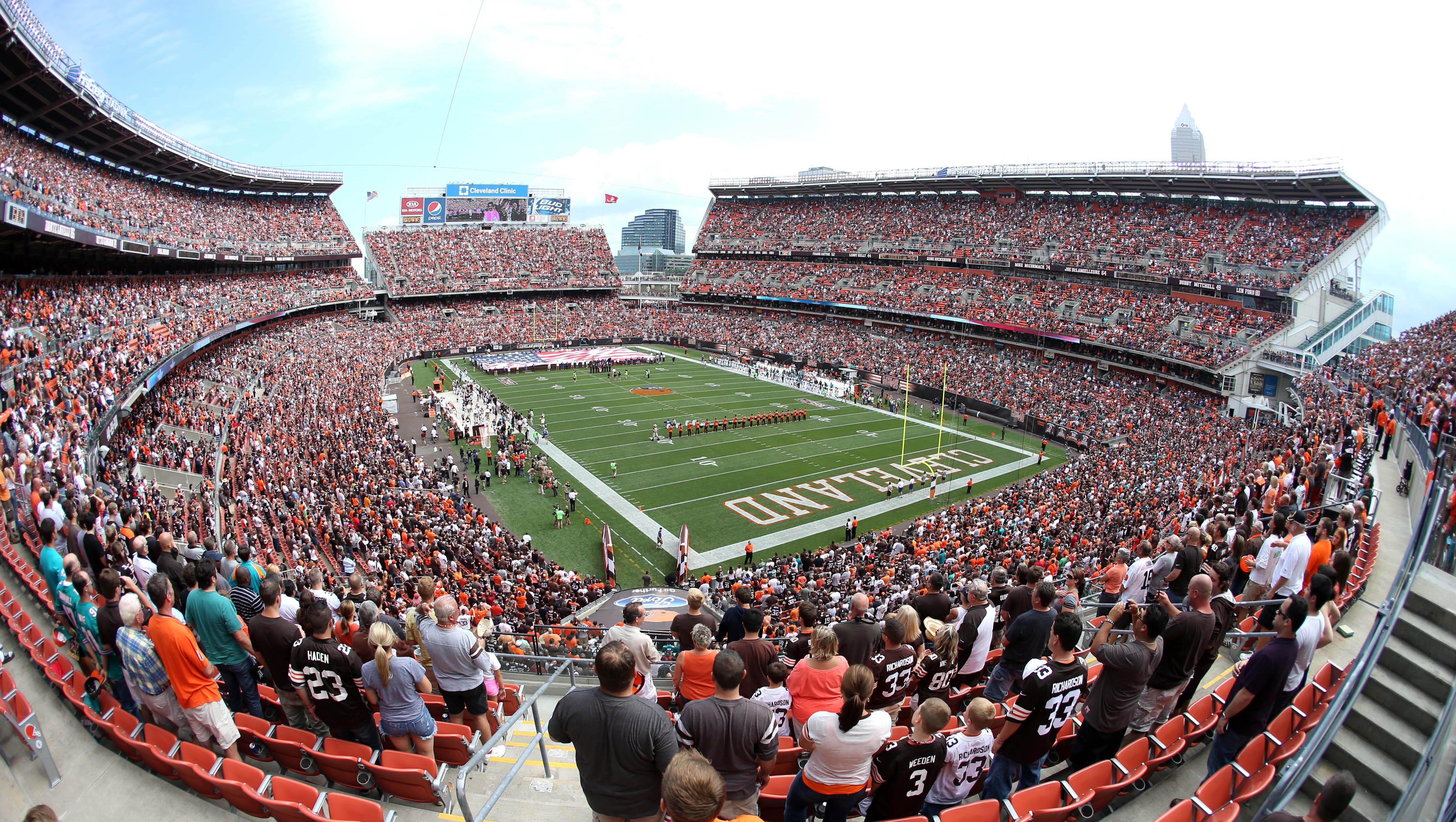5184x2926 Cleveland Browns game streaker banned from stadium