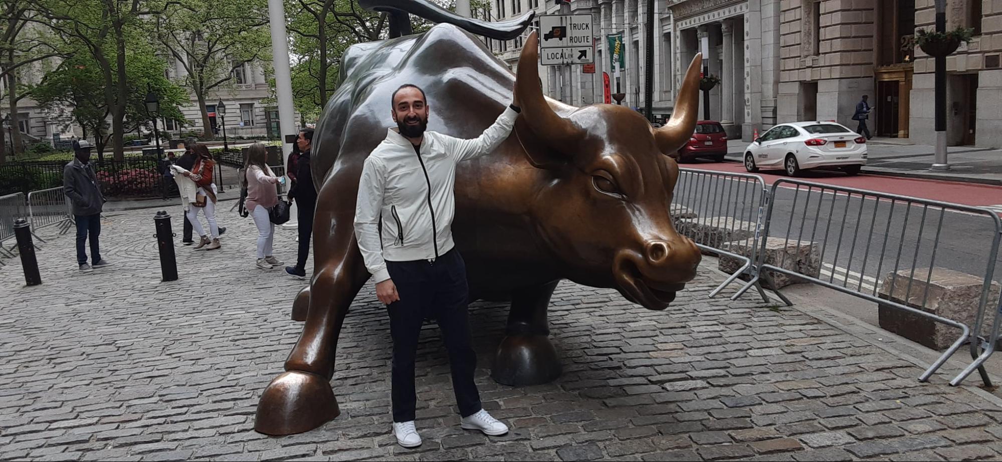 1999x922 How To Pose at the Charging Bull: 9 Tips for the Best Photo