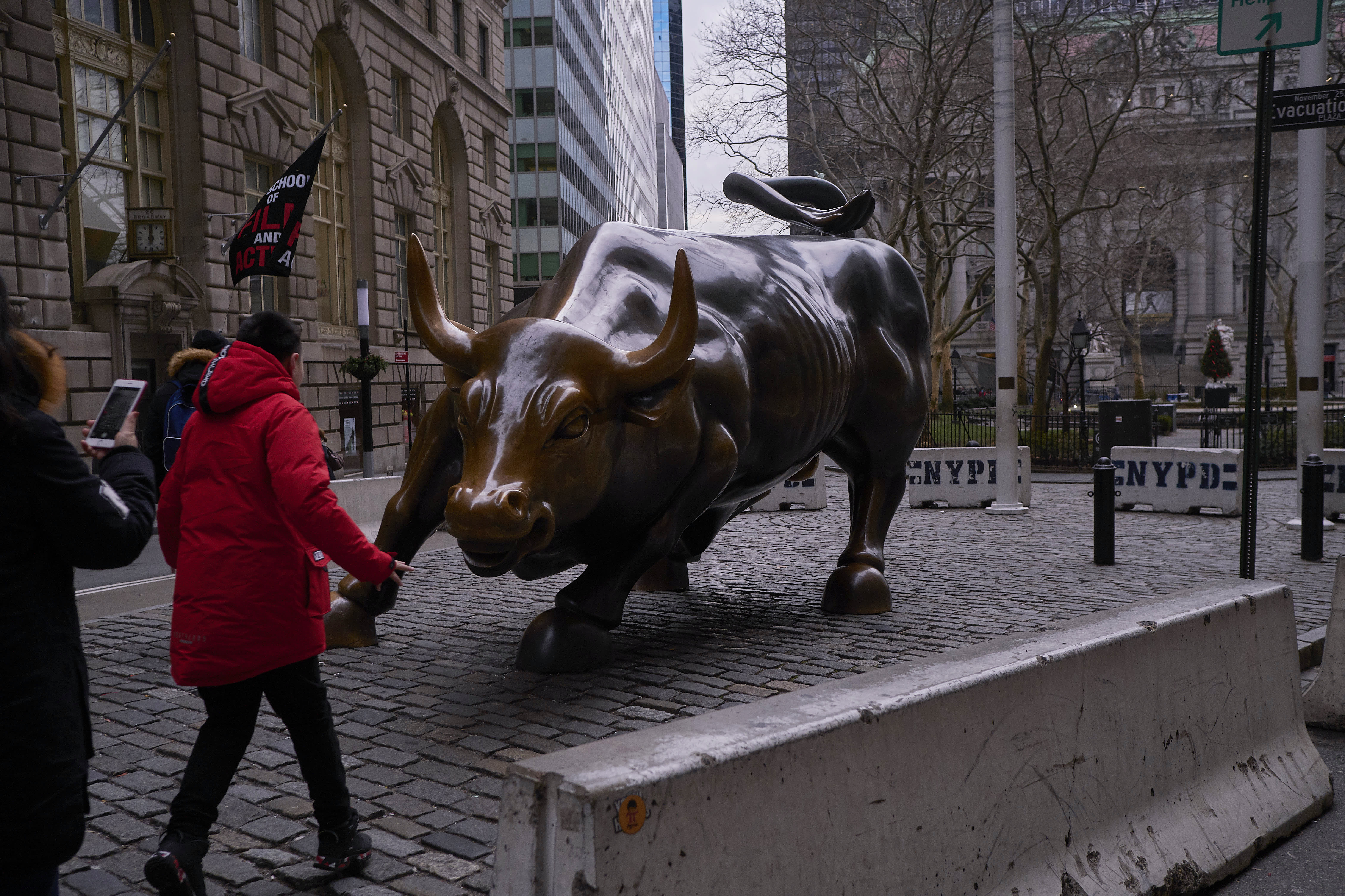 6240x4160 Wall Street's 'Charging Bull' sculpture is moving