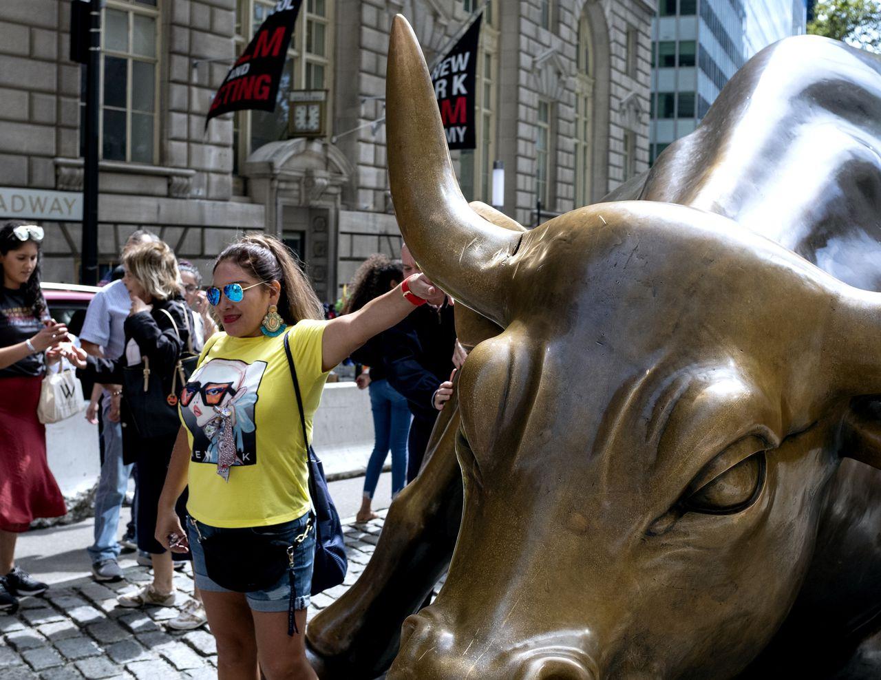 1280x988 Man bashes Wall Street bull with banjo; repairs planned