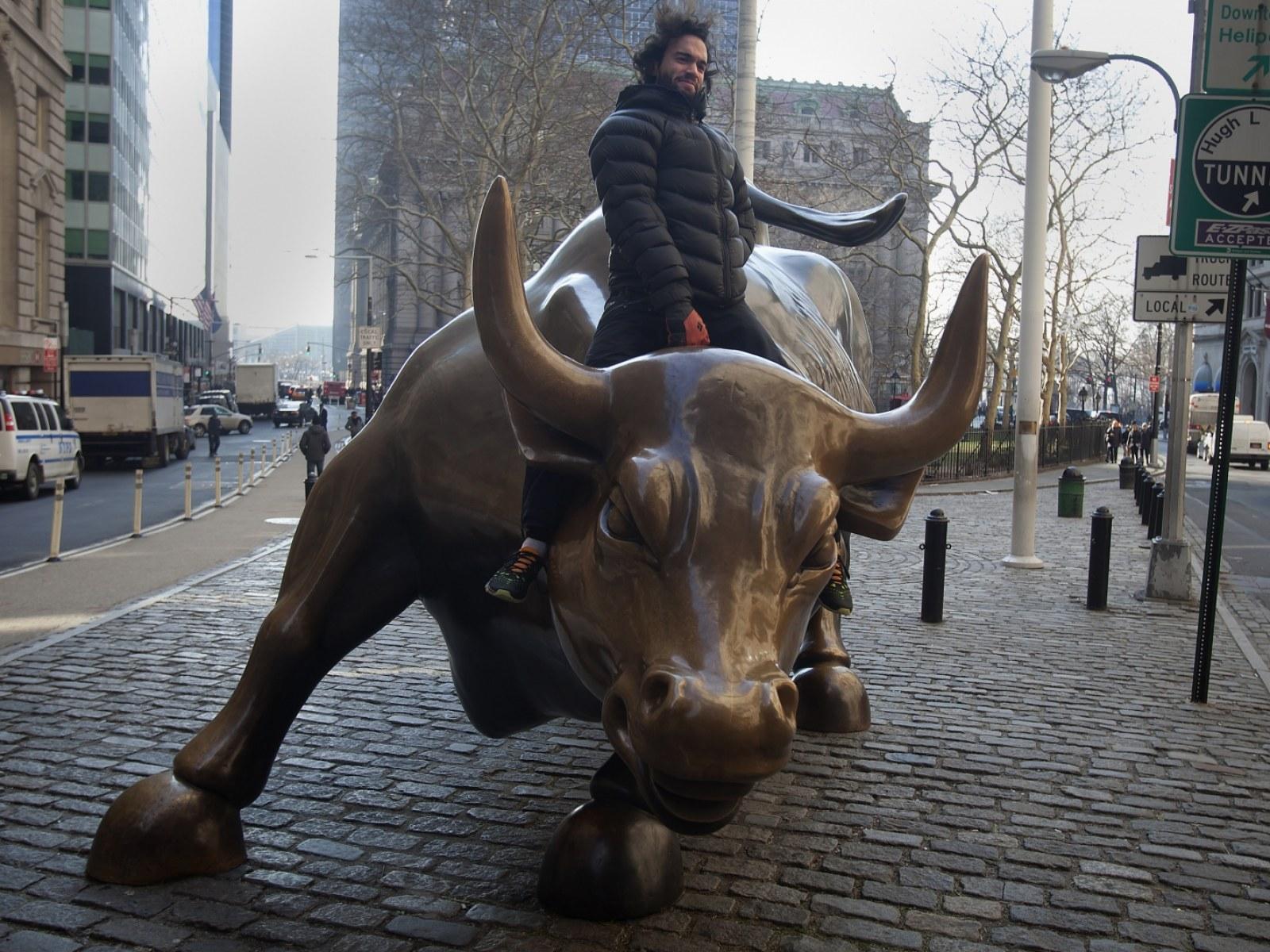 1600x1200 Wall Street's Charging Bull sculptor wants Fearless Girl statue removed