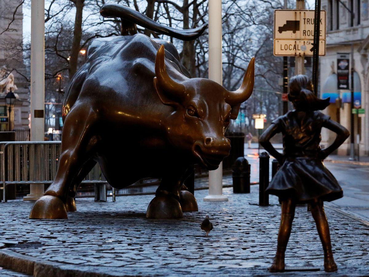 1200x900 Fearless little girl stares down iconic Wall Street Charging Bull in show of defiance for International Women's Day