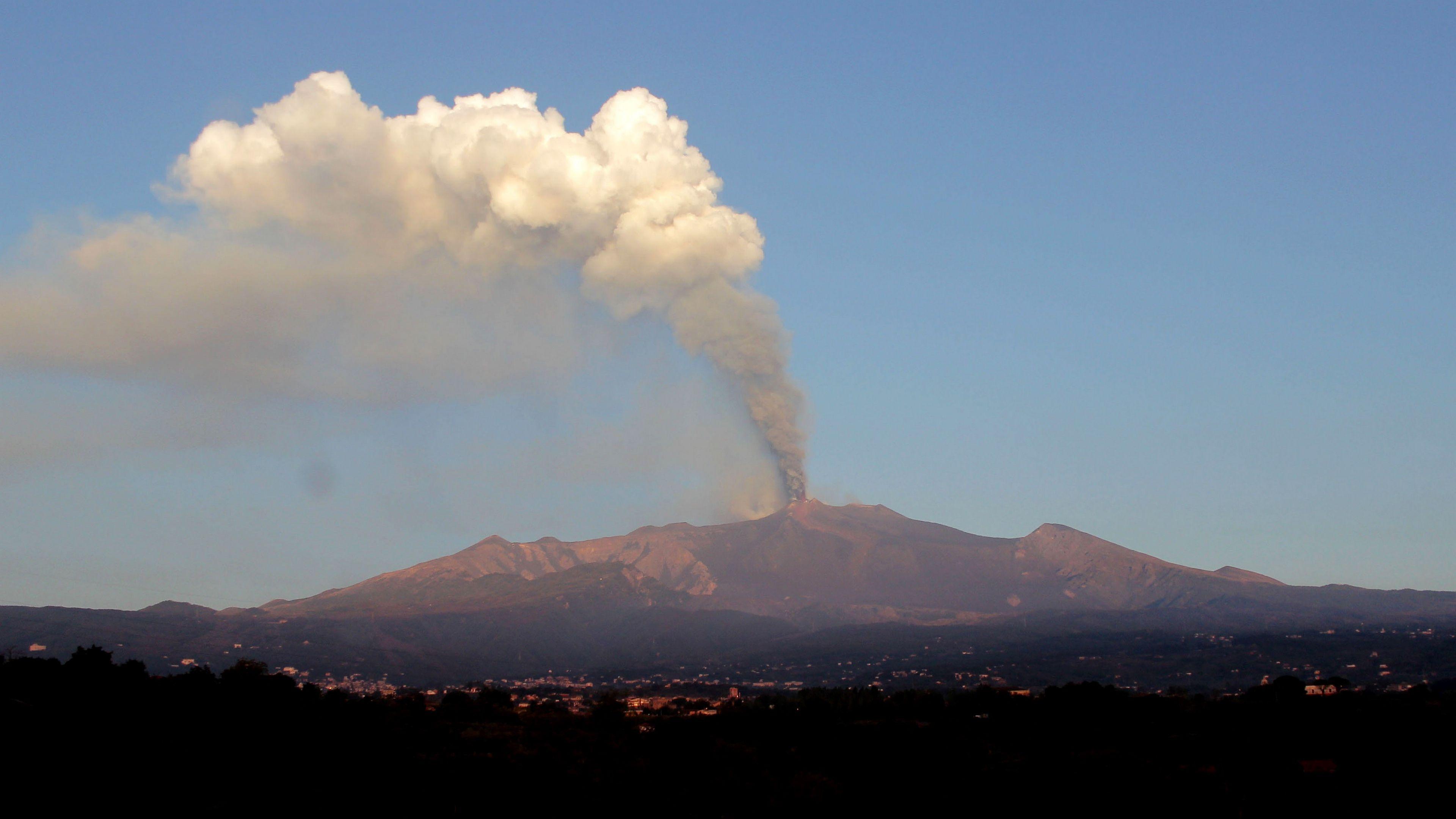 3840x2160 Download wallpaper 3840x2160 volcano, mount etna, sicily, magnitude