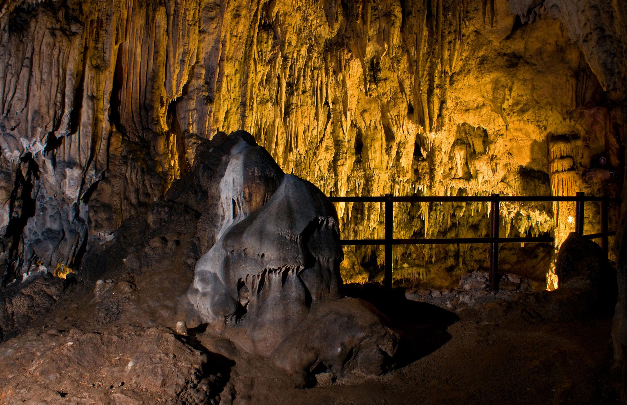 2400x1552 Treasure of Lika's underground world