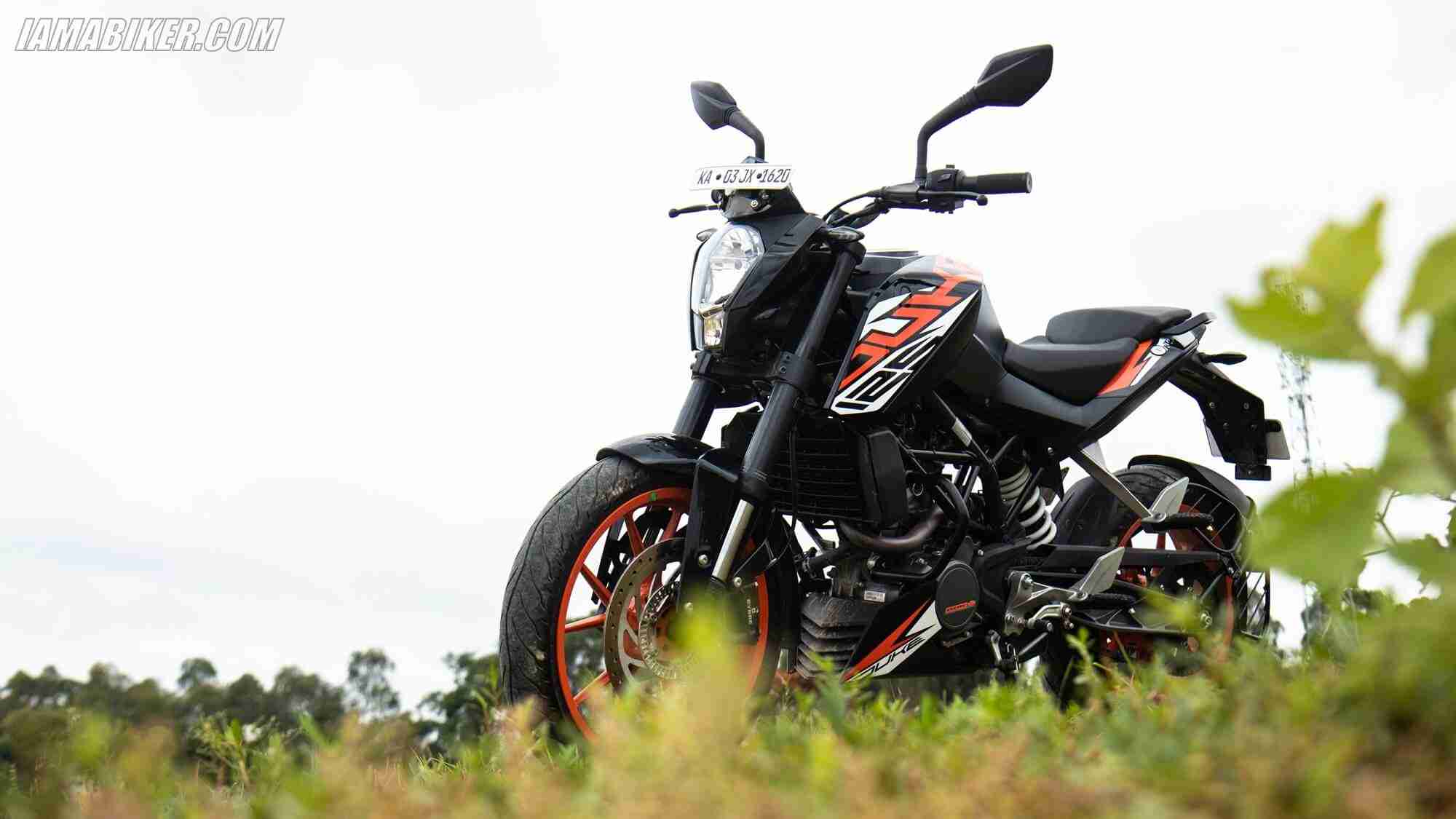 2000x1125 KTM Duke 125 review