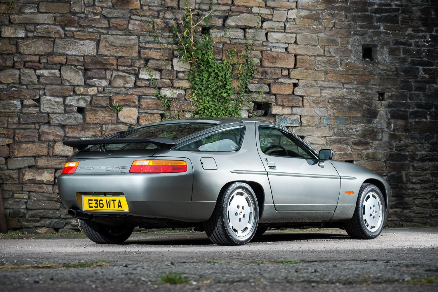 Автомобиль Porsche 928