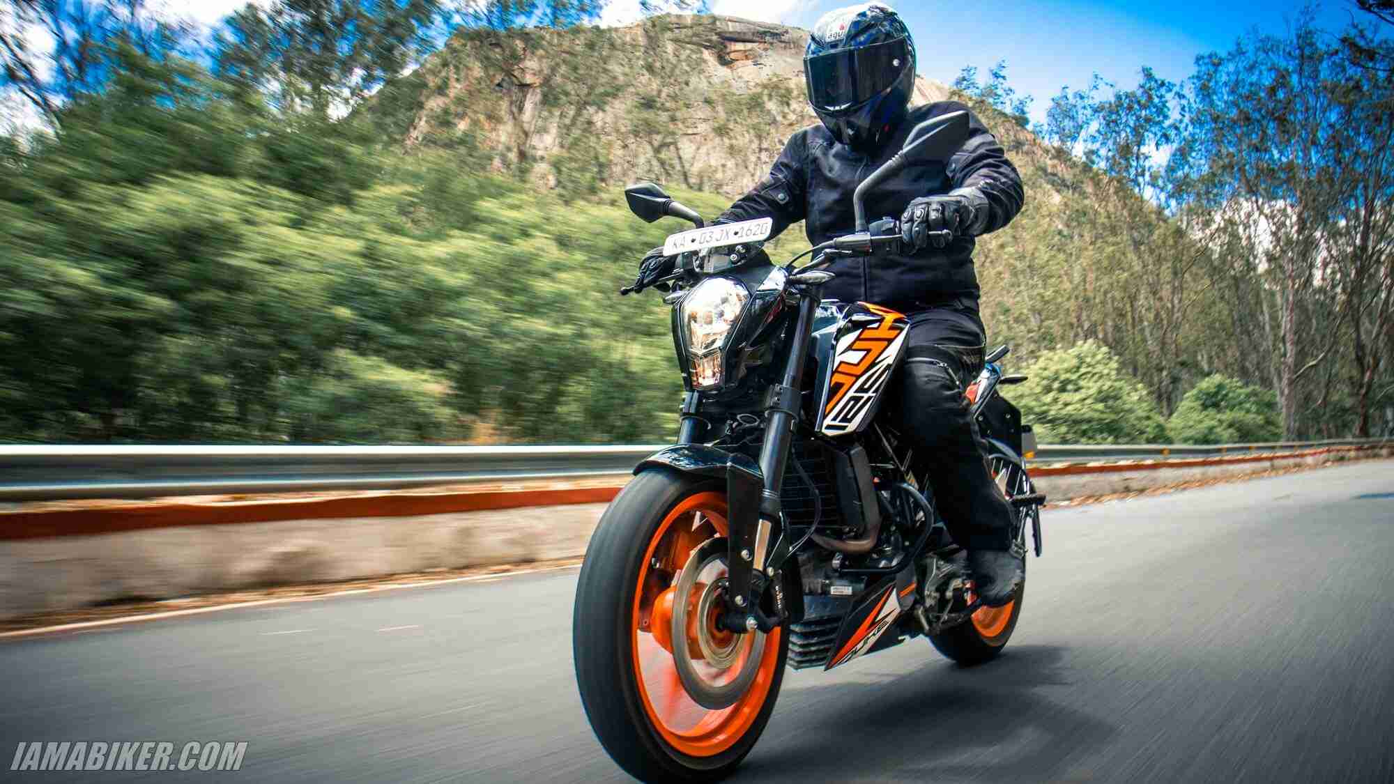 2000x1125 KTM Duke 125 review
