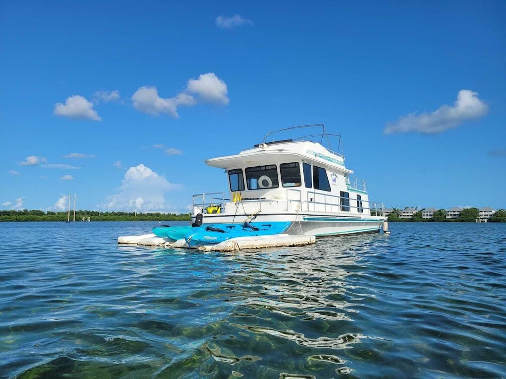 1024x768 Houseboat in Paradise