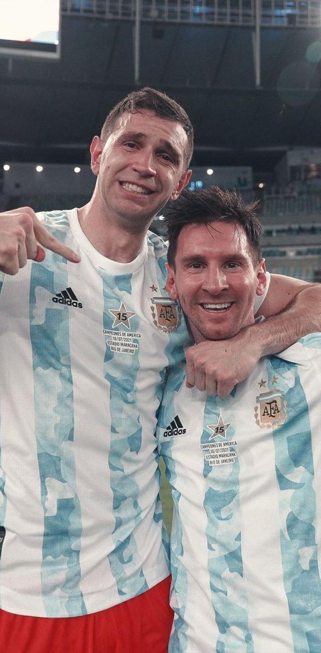 630x1280 Dibu martinez y messi wallpaper