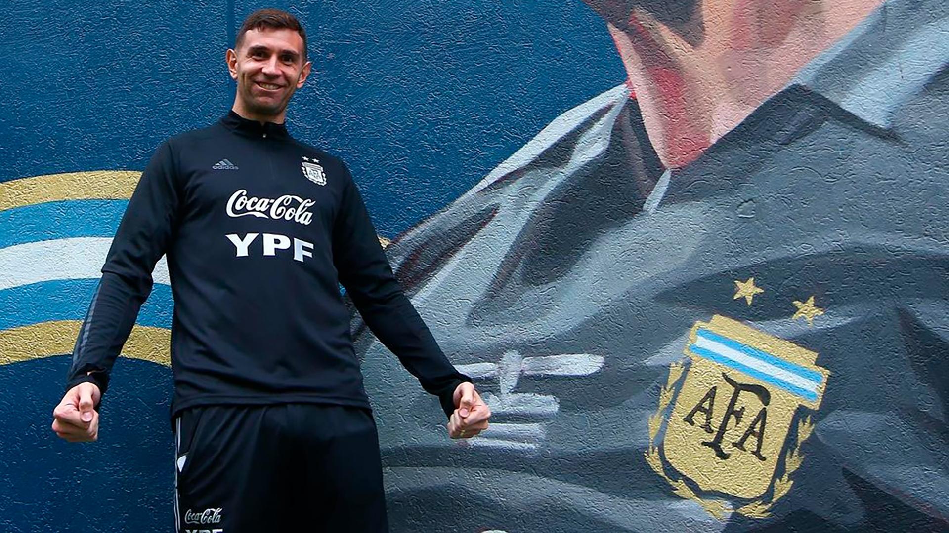 1920x1080 Dibu Martínez sorprendió a todos con su inesperado compañero de habitación en las concentraciones de Argentina