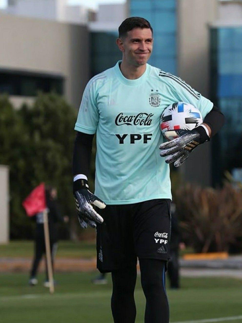 992x1323 Emiliano Martínez. Selección Argentina. Messi soccer, Lionel messi, Messi