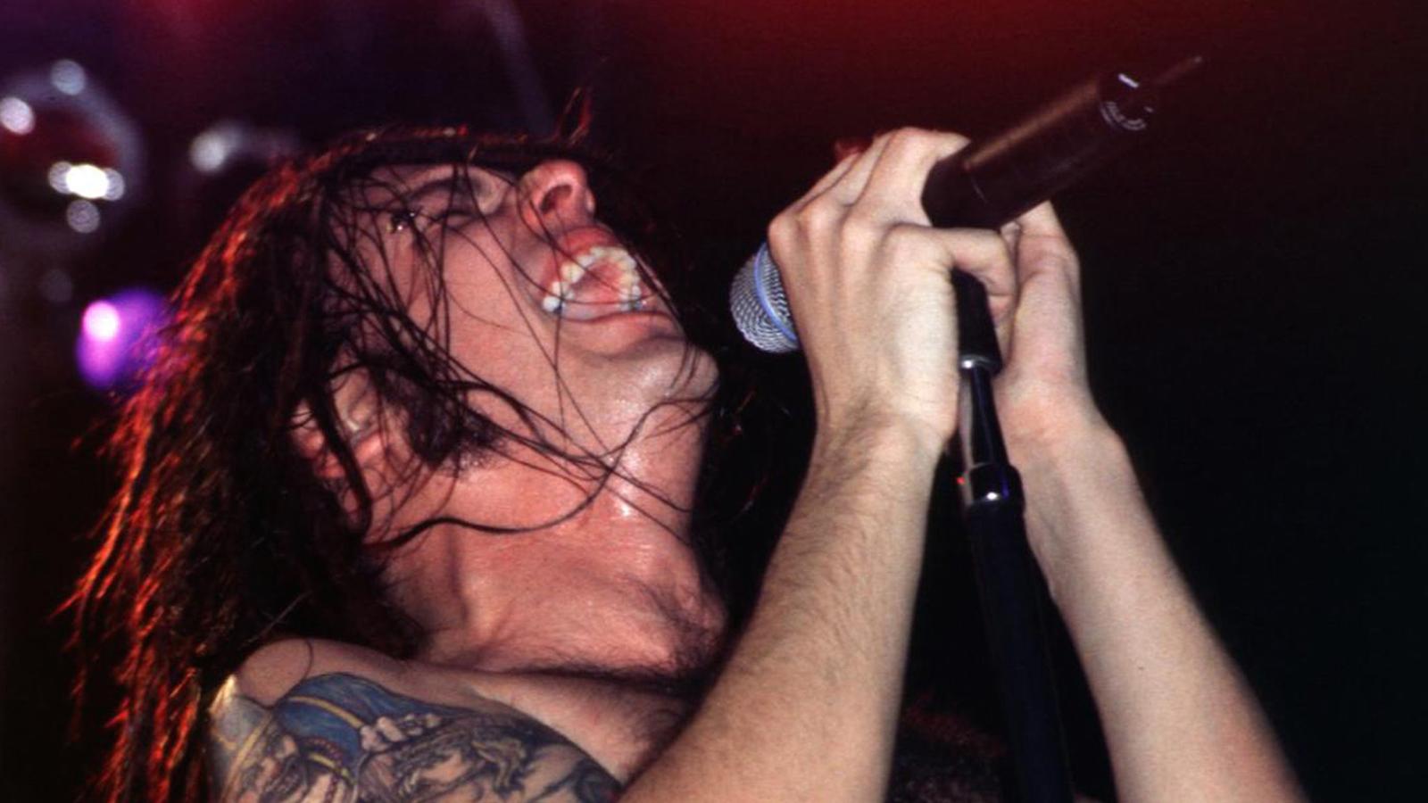 1600x900 Watch Korn's Jonathan Davis Record Vocals in Intense 1994 Studio Session