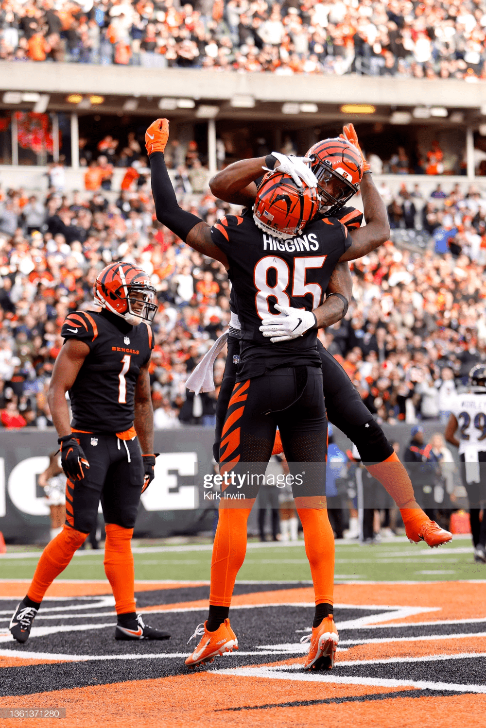1000x1499 Tee Higgins of the Cincinnati Bengals is congratulated by Joe Mixon. Cincinnati bengals, Bengals cheerleaders, Cincinnati bengals football
