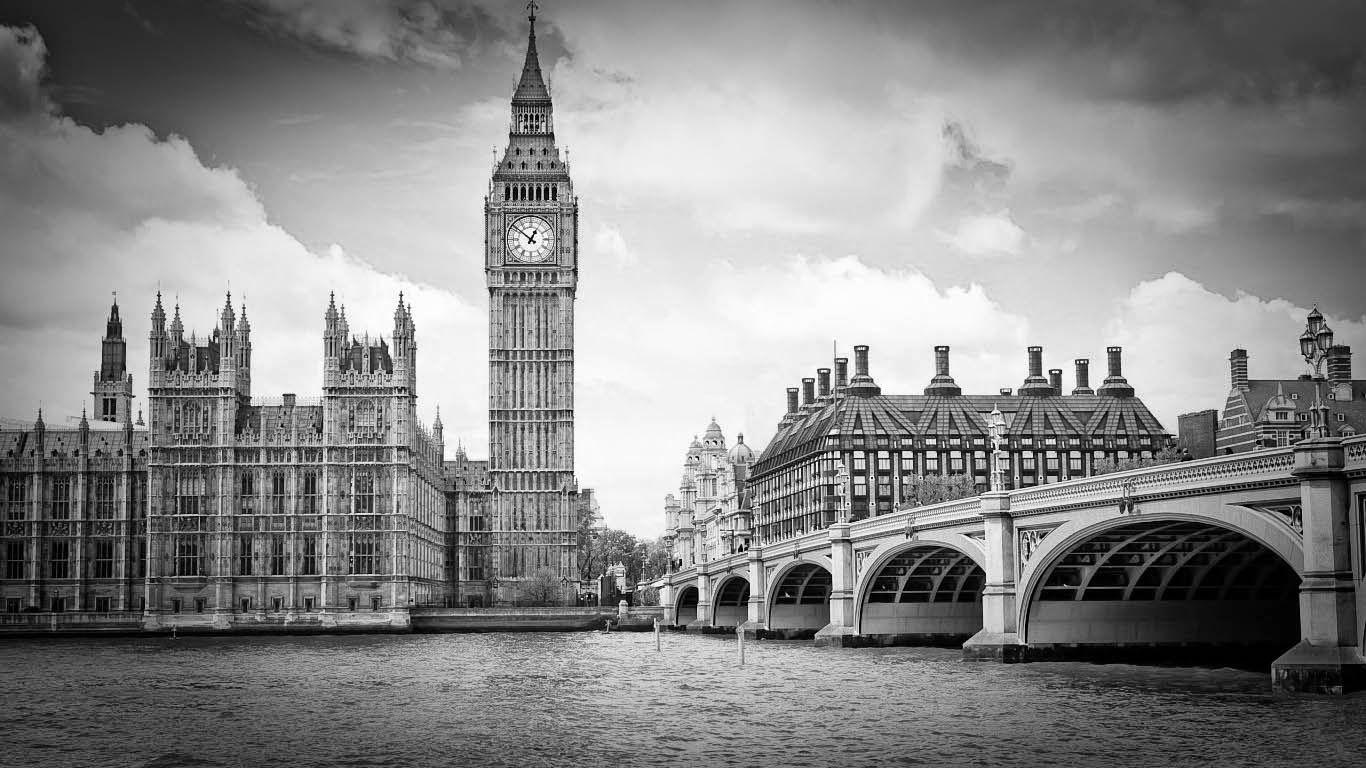 1366x768 Classic Black & White Beautiful London Wallpaper