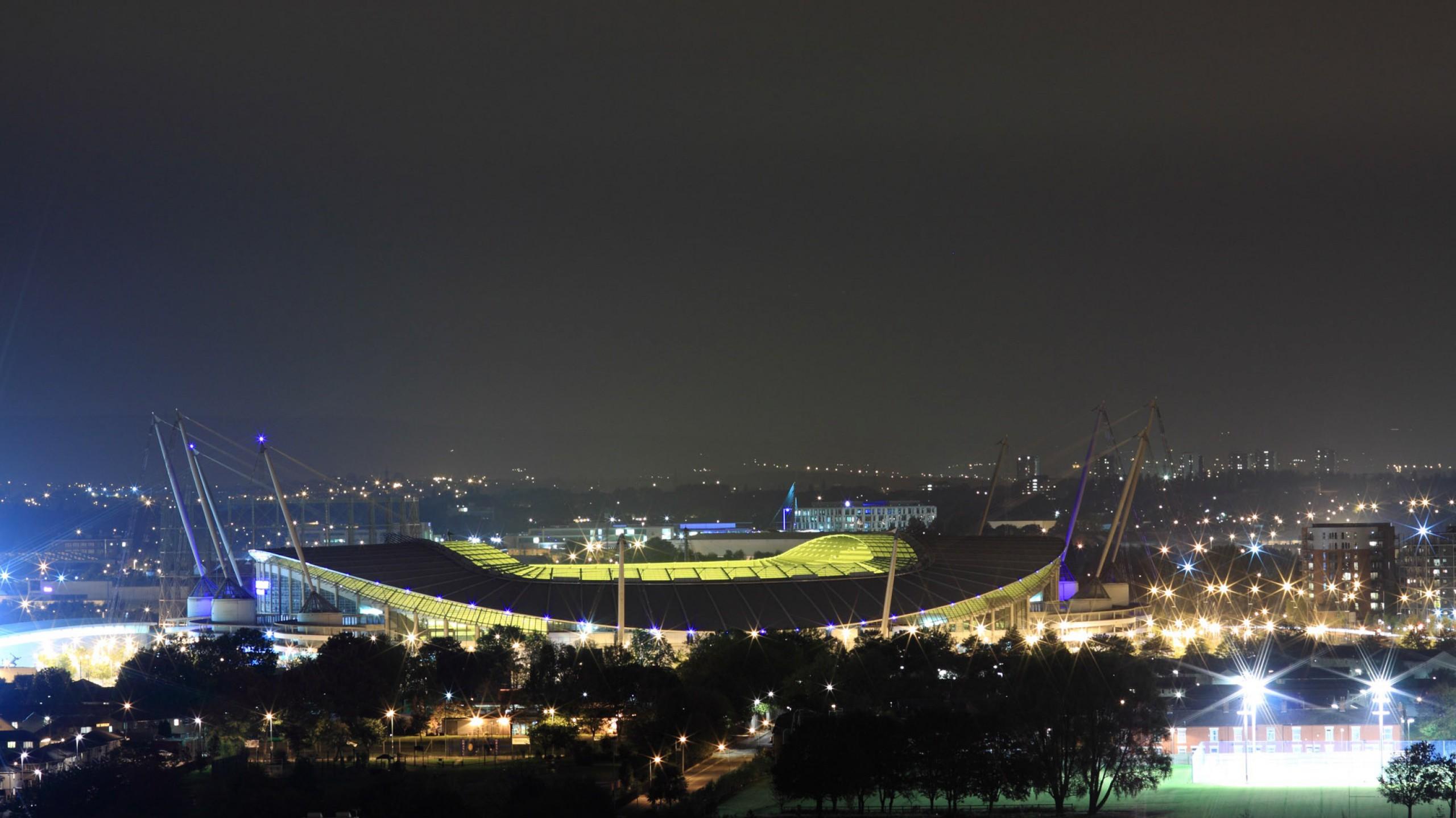 2560x1440 Manchester City Etihad Stadium At Night Wallpaper