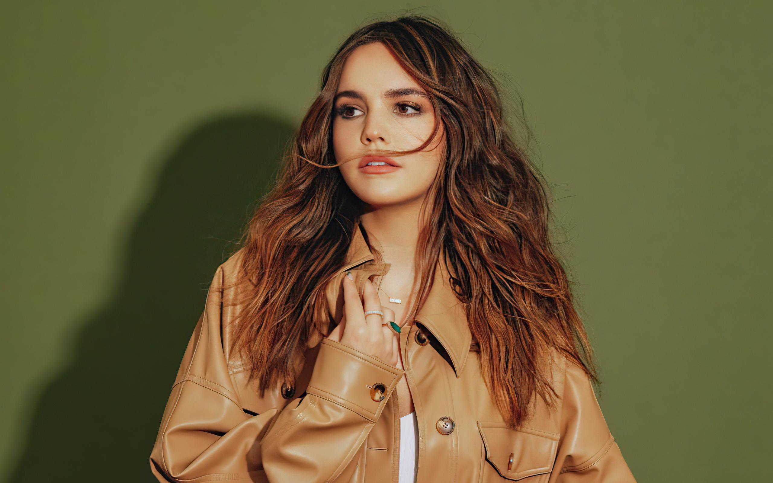 2560x1600 American actress Bailey Madison in a jacket Desktop wallpaper 2560x1600