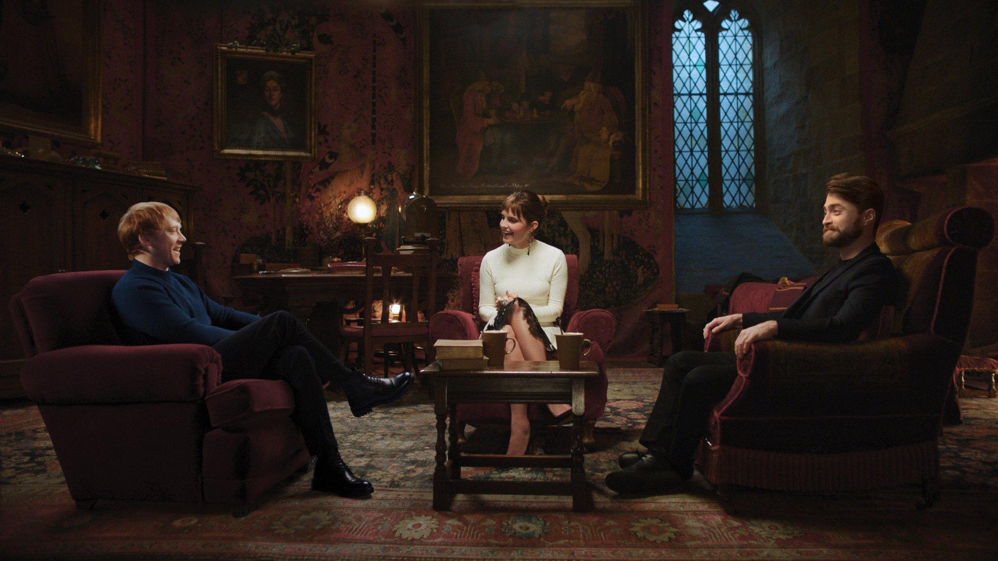 2048x1152 Fandom meeting in the Gryffindor common room ❤️