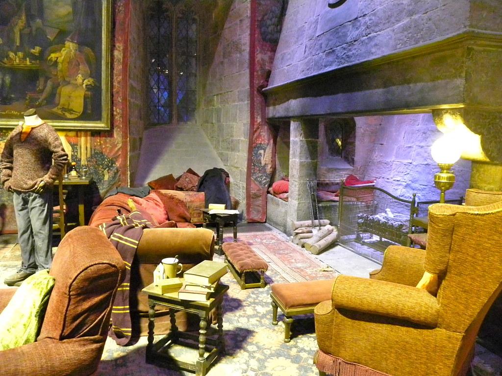 1024x768 Harry Potter studio tour: Gryffindor common room