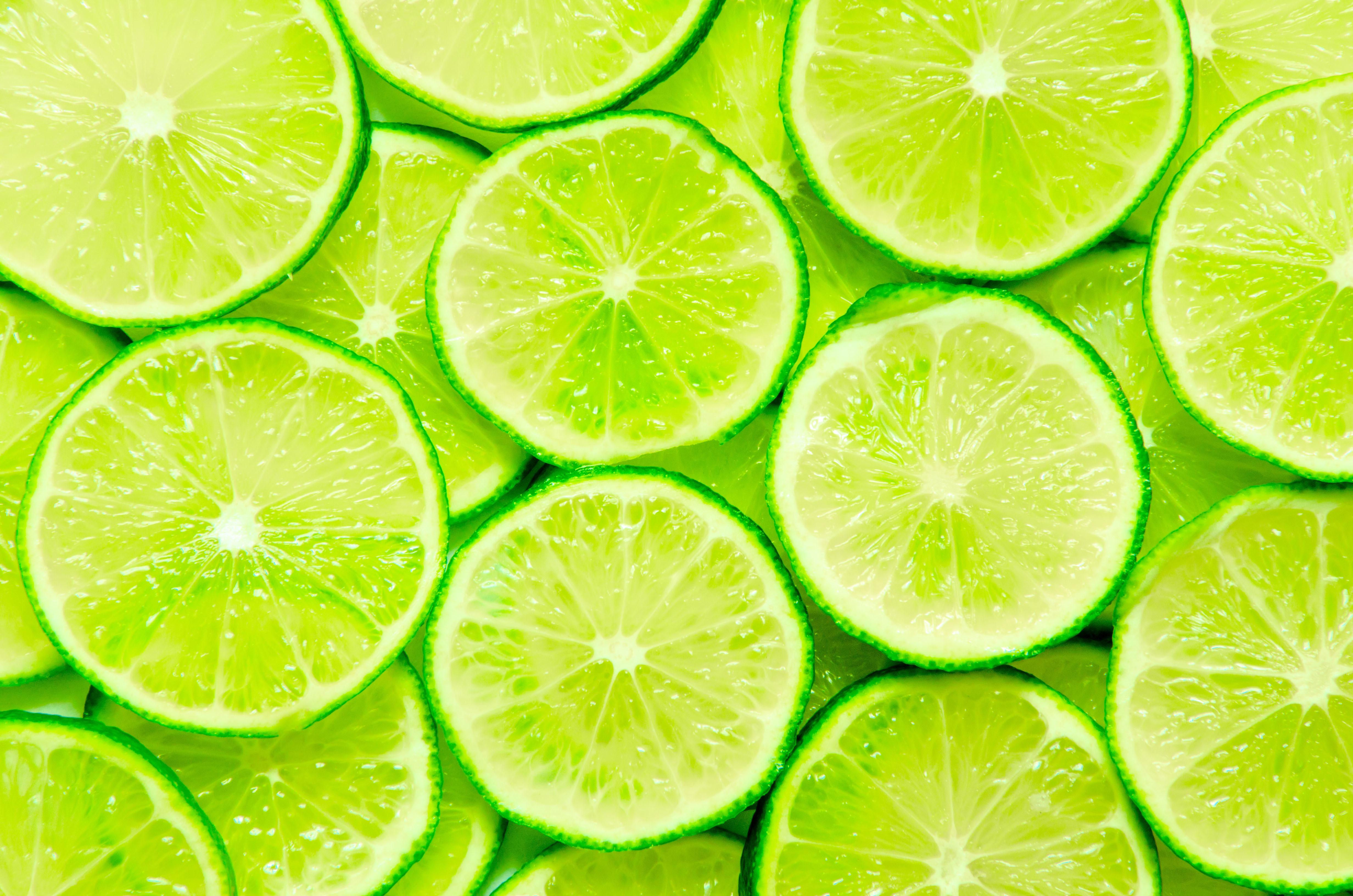 4928x3264 Crisp 4K Lime & Lemon Slices Ultra HD Fruit Delight Wallpaperx3264
