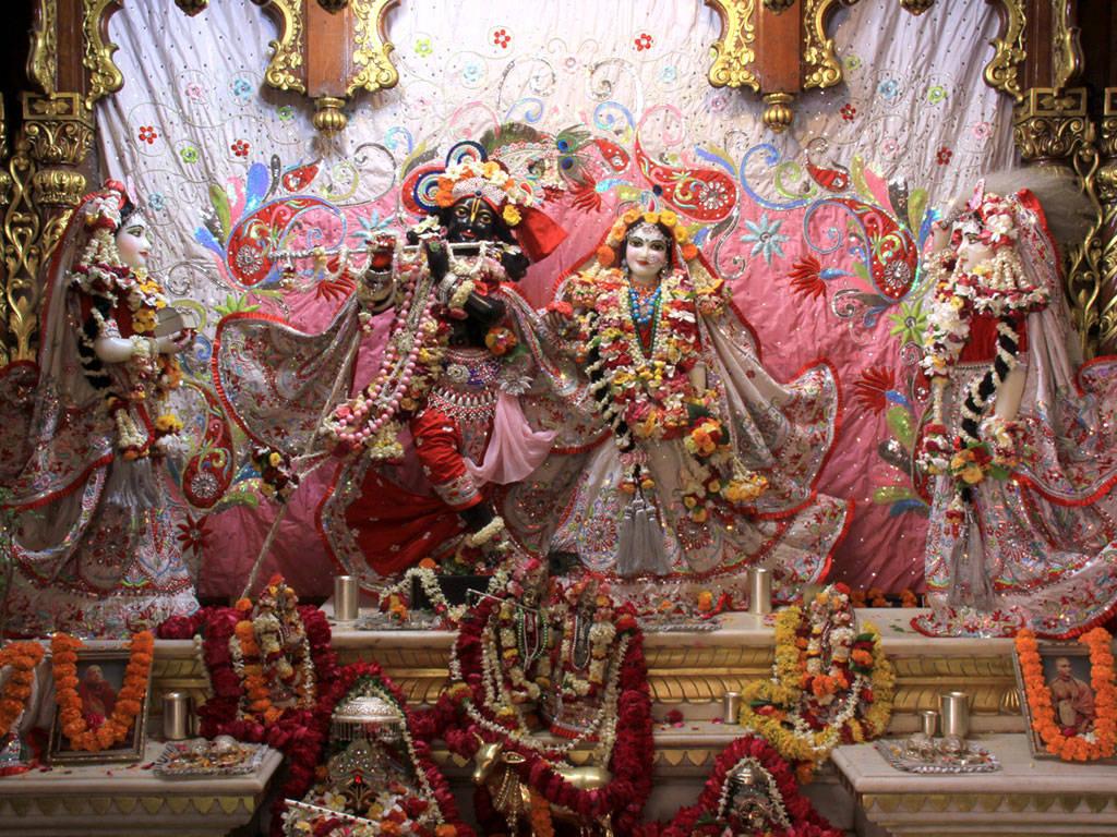 1024x768 Download Iskcon Krishna With Radha, Mirabai, And Rukmini Wallpaper