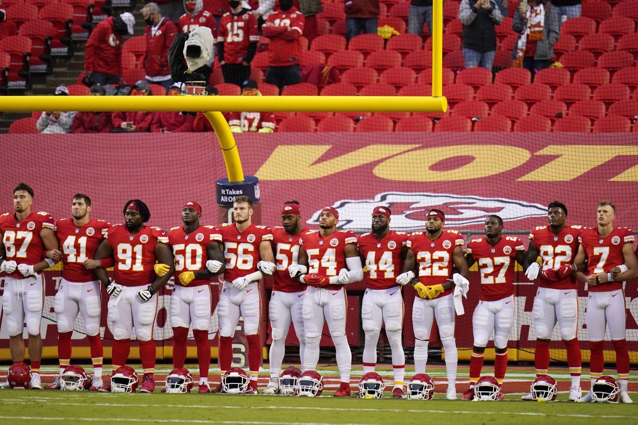 1280x853 NFL national anthem protests: Texans stay in locker room, Chiefs player kneels and holds fist (PHOTOS, VIDEO)
