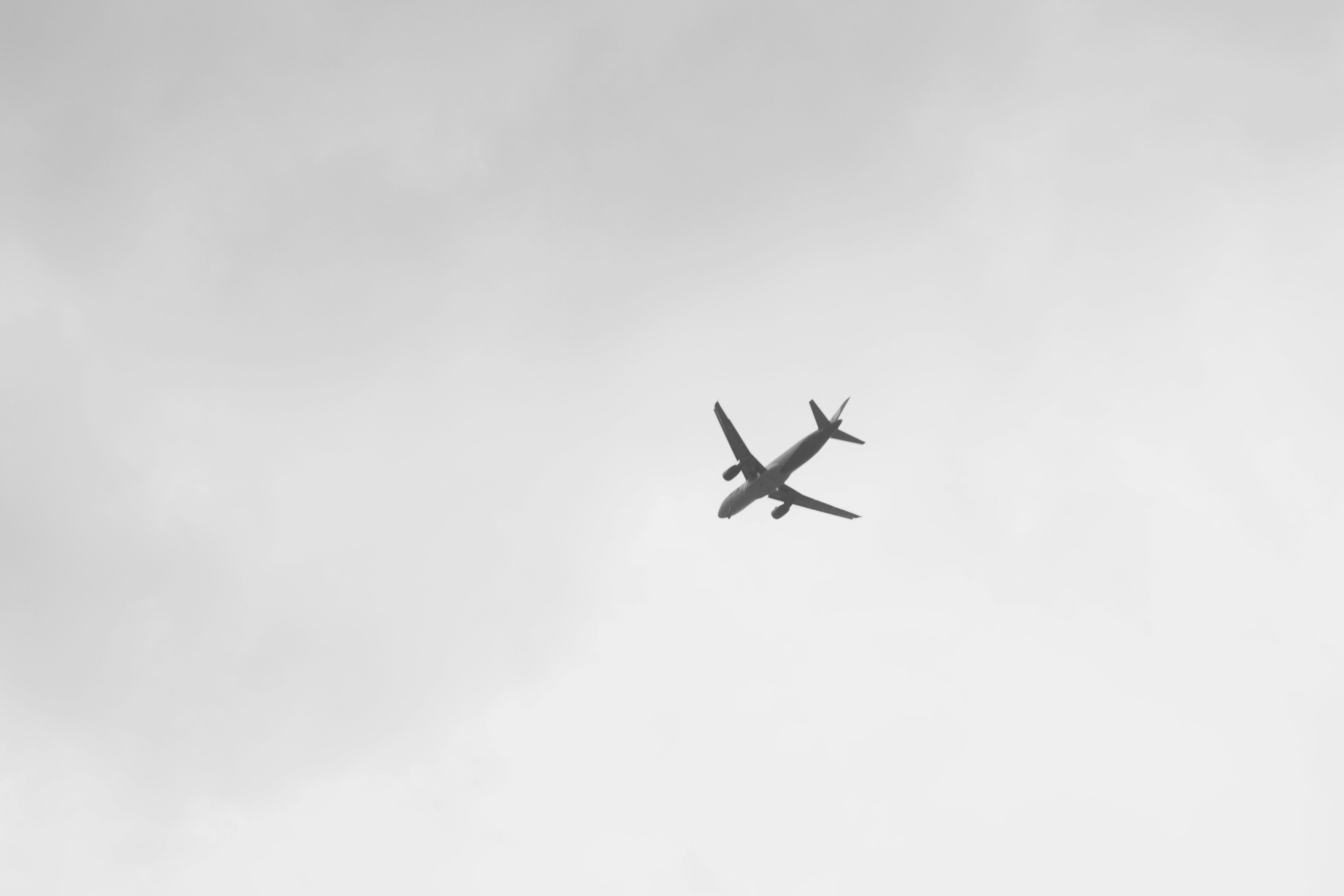 4752x3168 White Plane Wallpaper