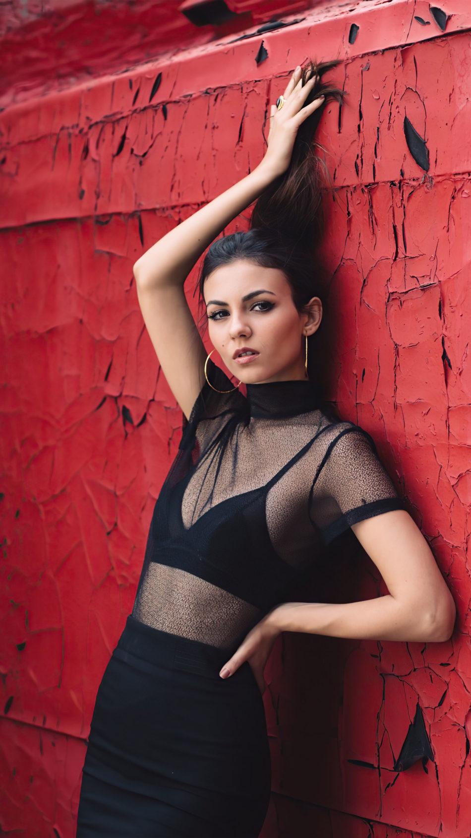 950x1689 Victoria Justice In Black Dress Red Background 4K Ultra HD Mobile Wallpaper