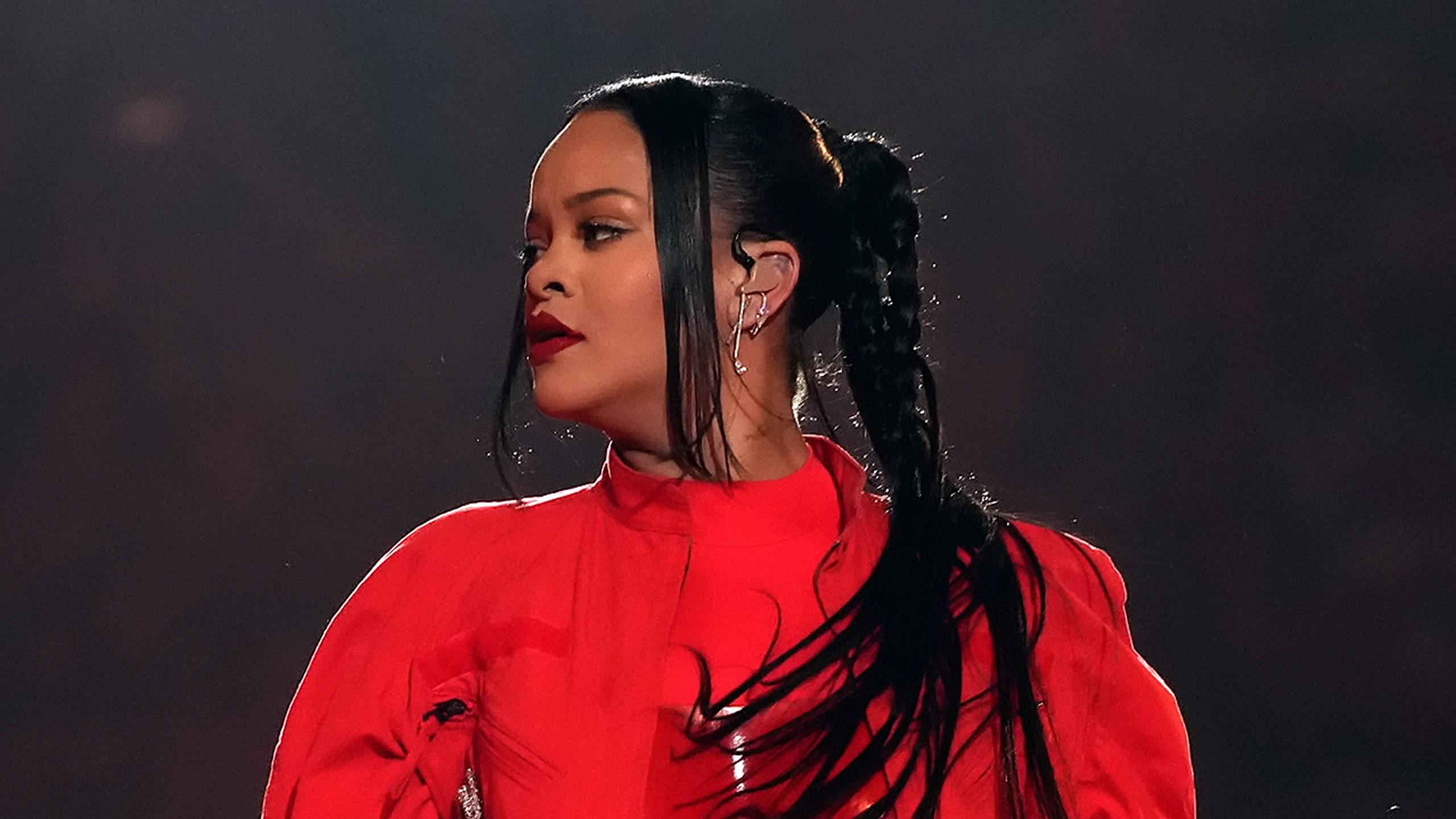 2560x1440 Steal Rihanna's Red Hot Super Bowl Glam, Courtesy Of Her Makeup Artist