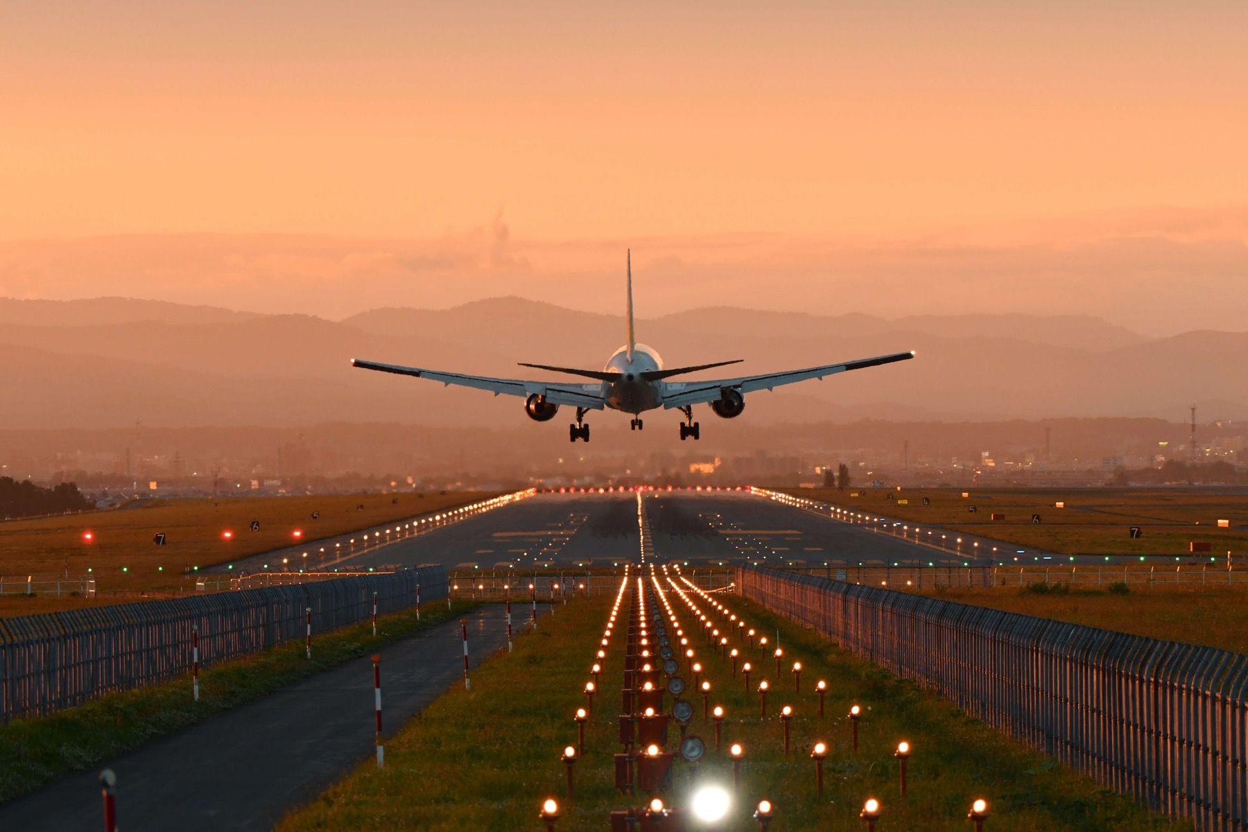 1800x1200 Landing plane in the evening sun