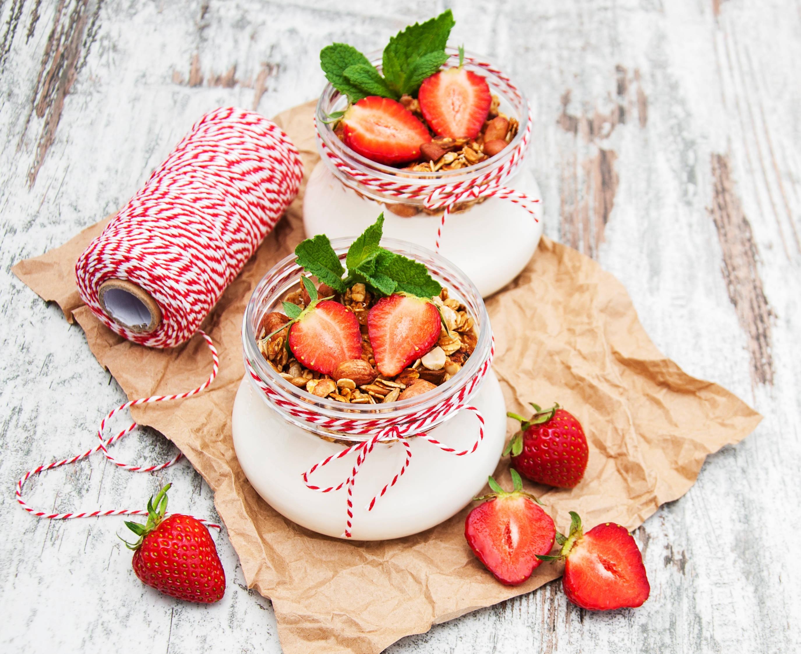 2750x2244 Download Yummy Yogurt With Granola And Strawberries Wallpaper