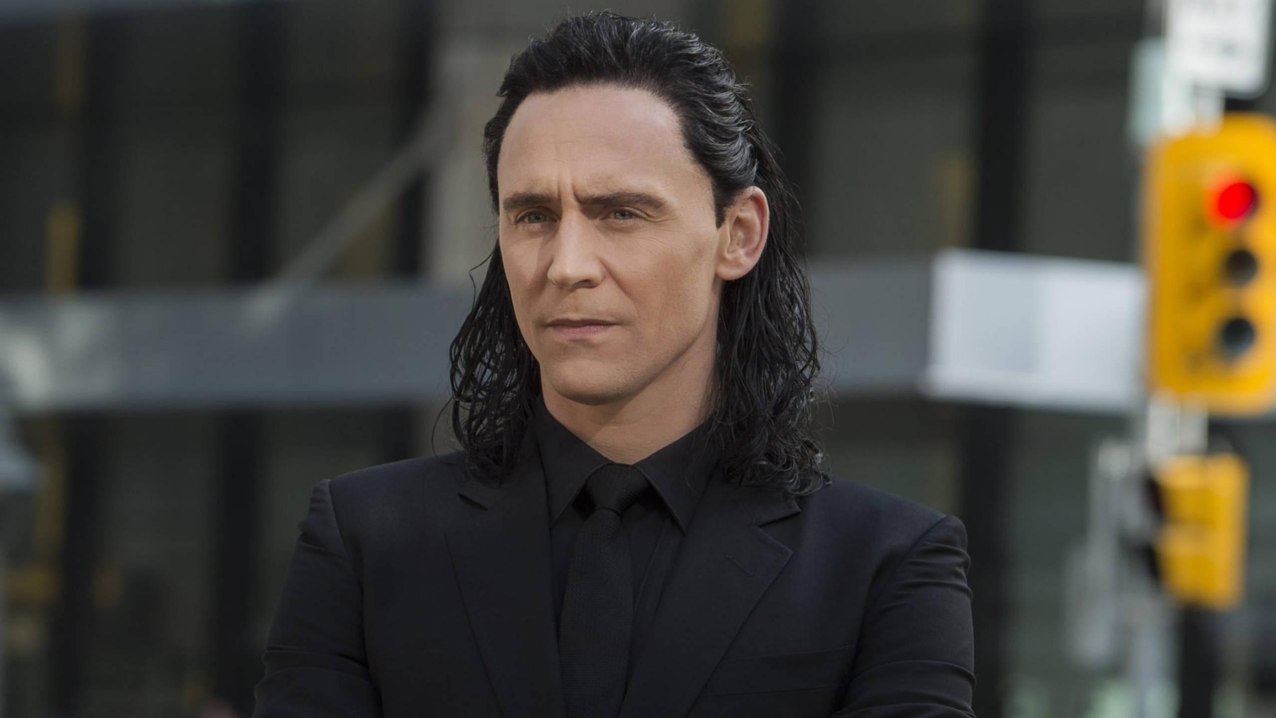 2560x1440 Download Loki In Black Suit Wallpaper
