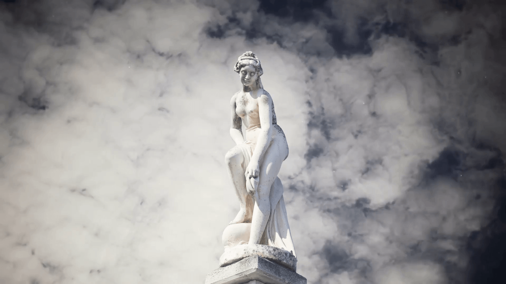 1920x1080 Tượng người phụ nữ Hy Lạp cảnh đám mây timelapse.  Một bức tượng phụ nữ Hy Lạp