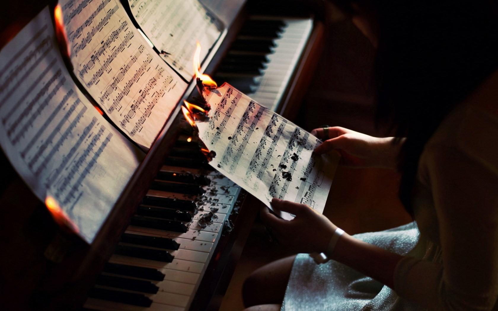 1680x1050 piano, music, burning, fire, women, musical notes Gallery HD Wallpaper