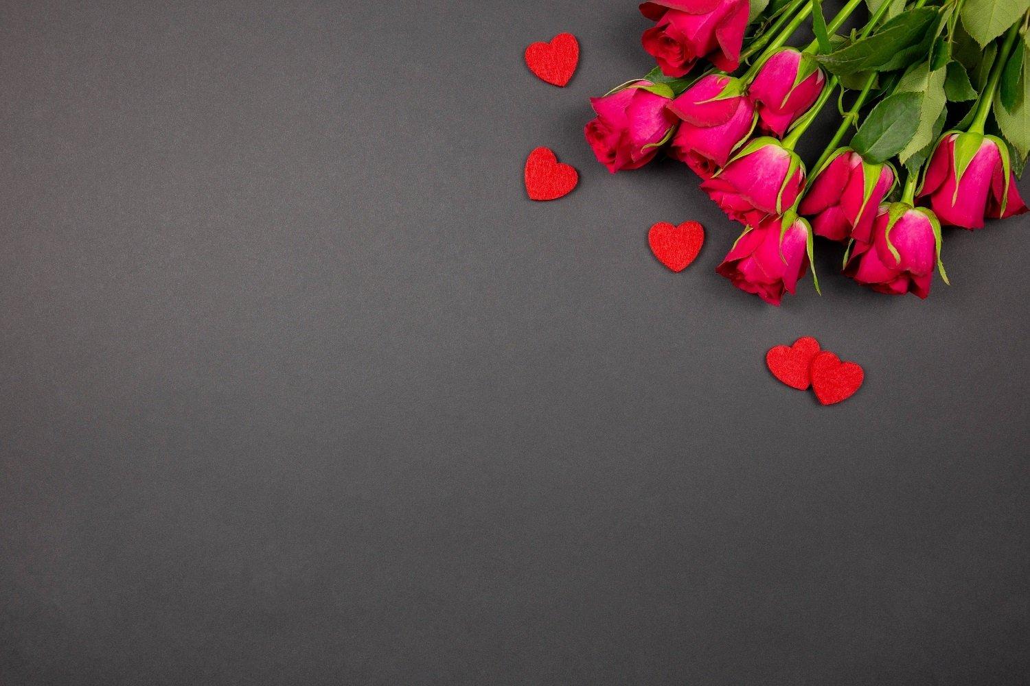 1500x1000 Valentines flat lay, rose flowers, hearts, dark background