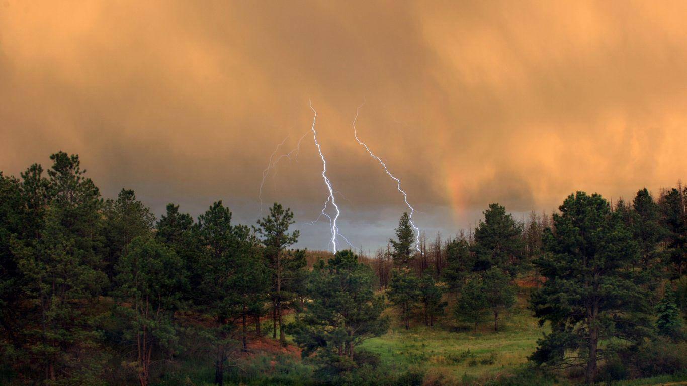 1366x768 Download Lightning In Nauru Mountain Wallpaper