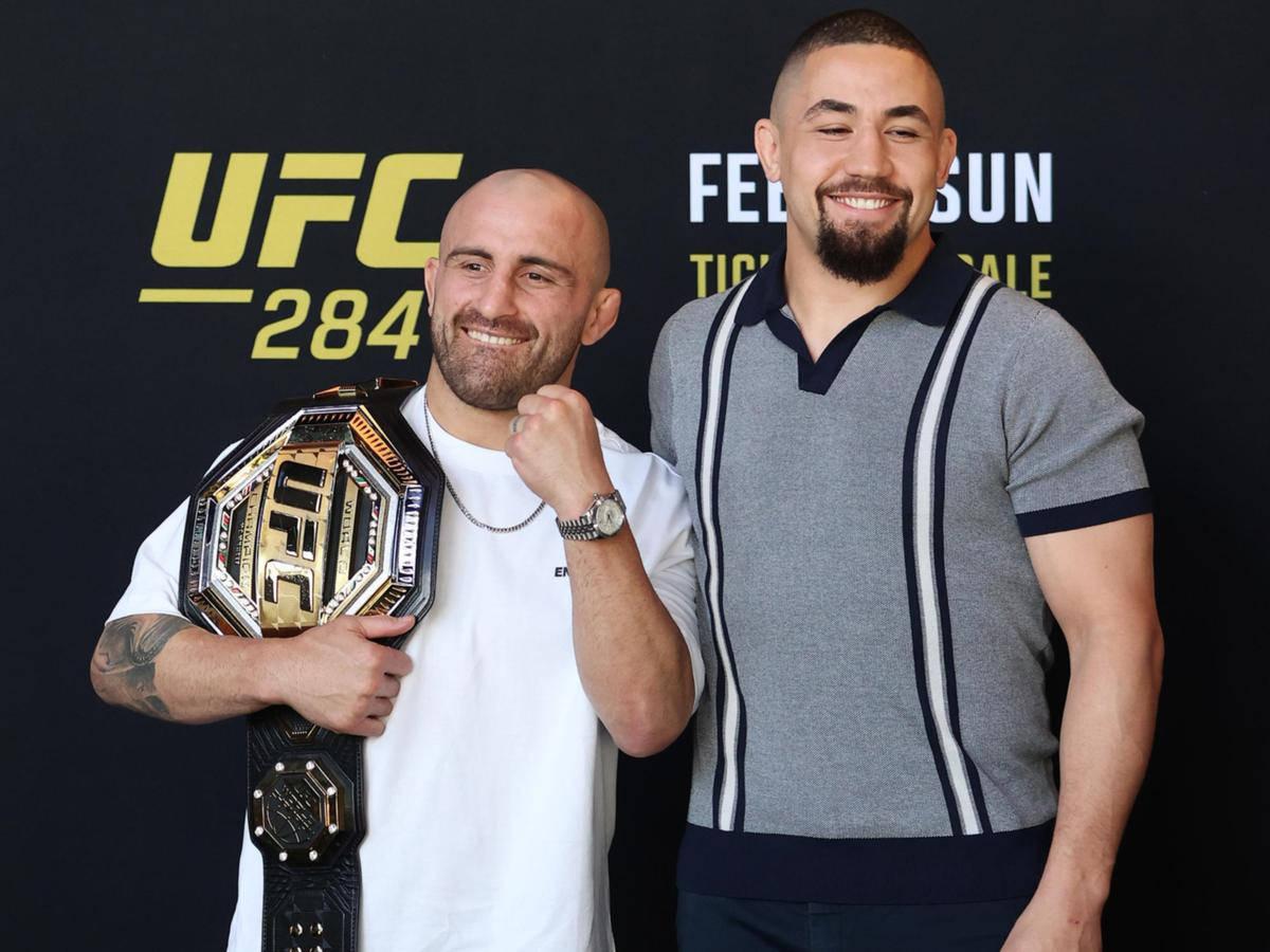 1200x900 Download Robert Whittaker With Alexander Volkanovski Wallpaper