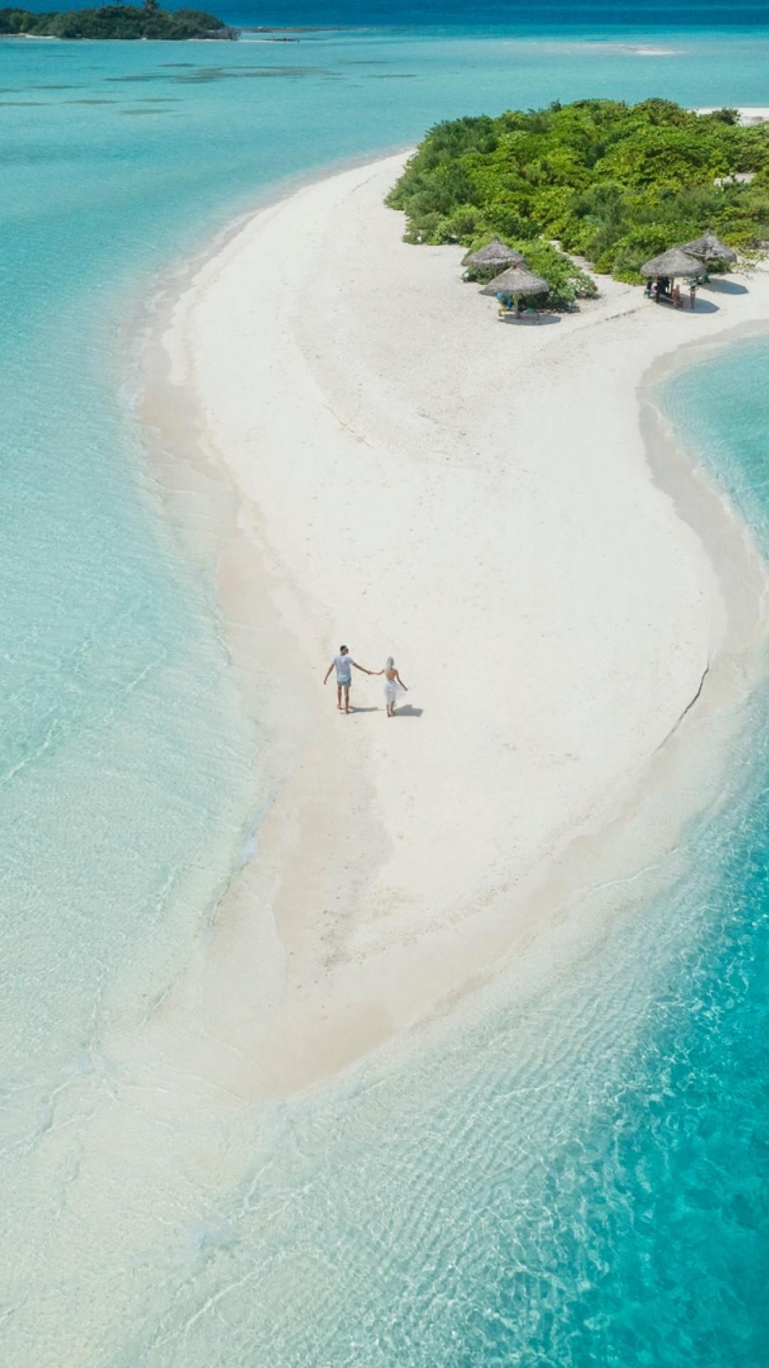 1080x1920 Couple walking in Maldives HD Wallpaper iPhone 6 / 6S Plus