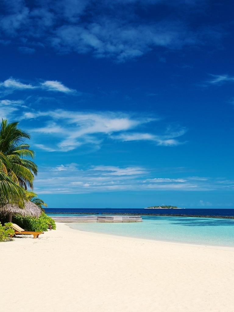 768x1024 Tropical Maldives Island Beach iPad wallpaper