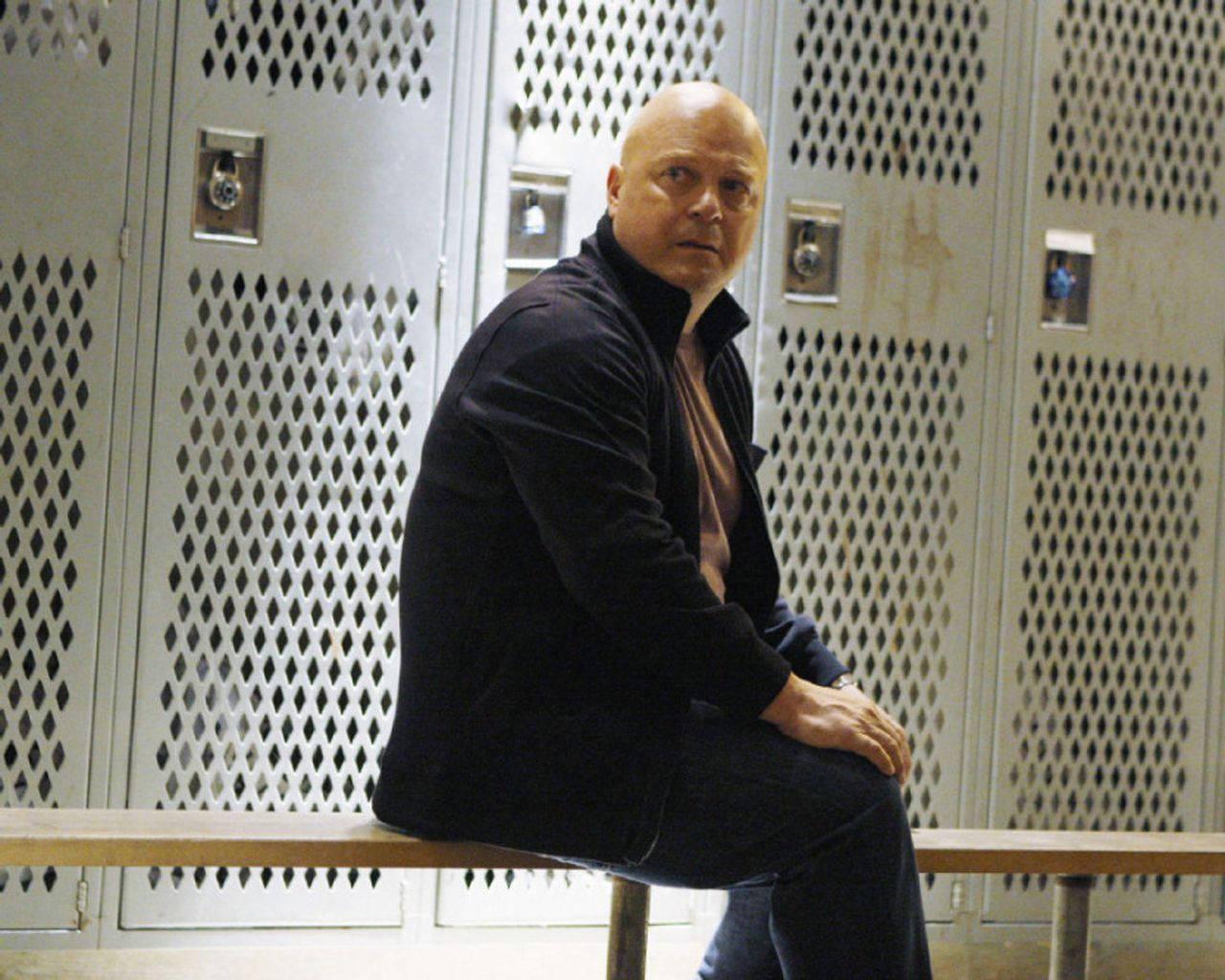 1280x1024 Download Ankle Breaker Michael Chiklis Wallpaper