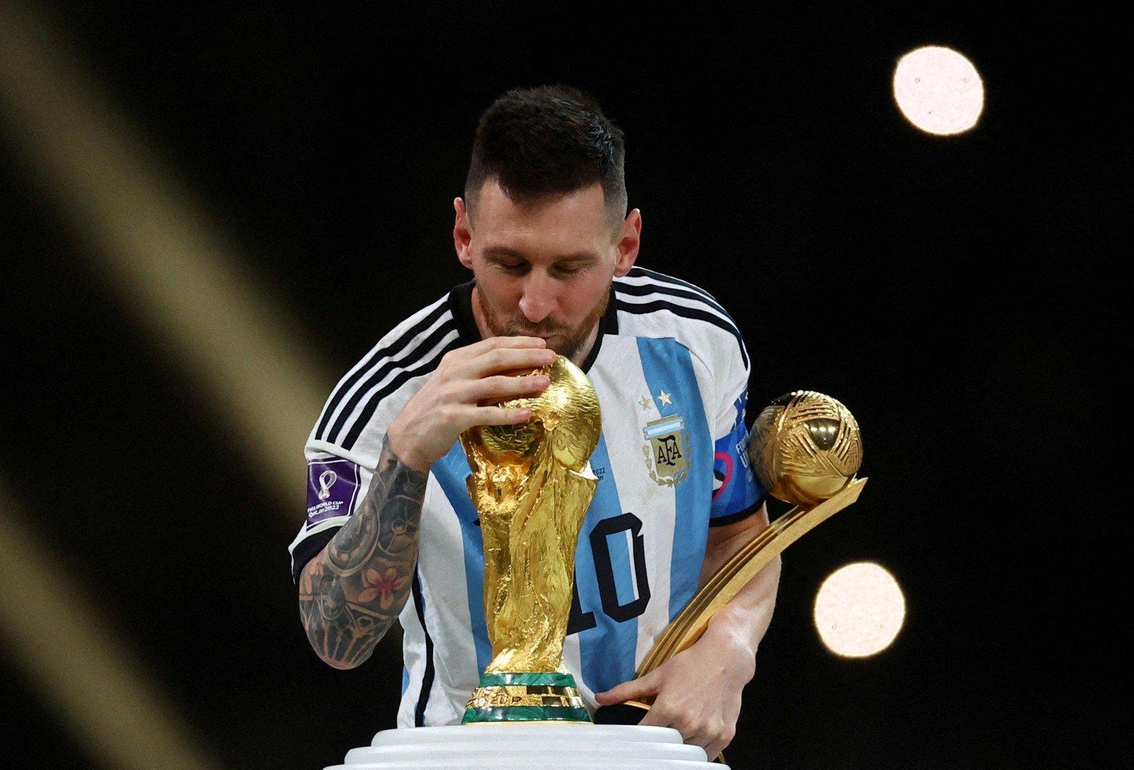 Messi Kiss Wallpapers - Top Free Messi Kiss Backgrounds - WallpaperAccess