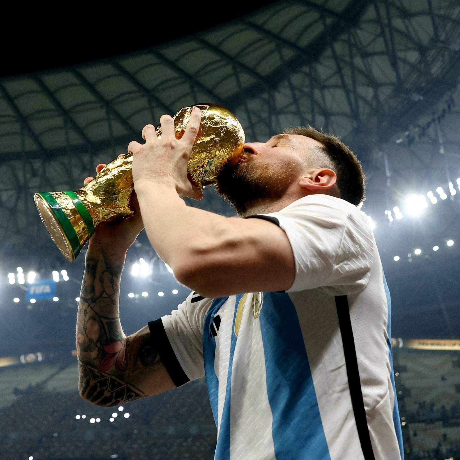 1920x1920 Magical Messi hoists World Cup after final for the ages